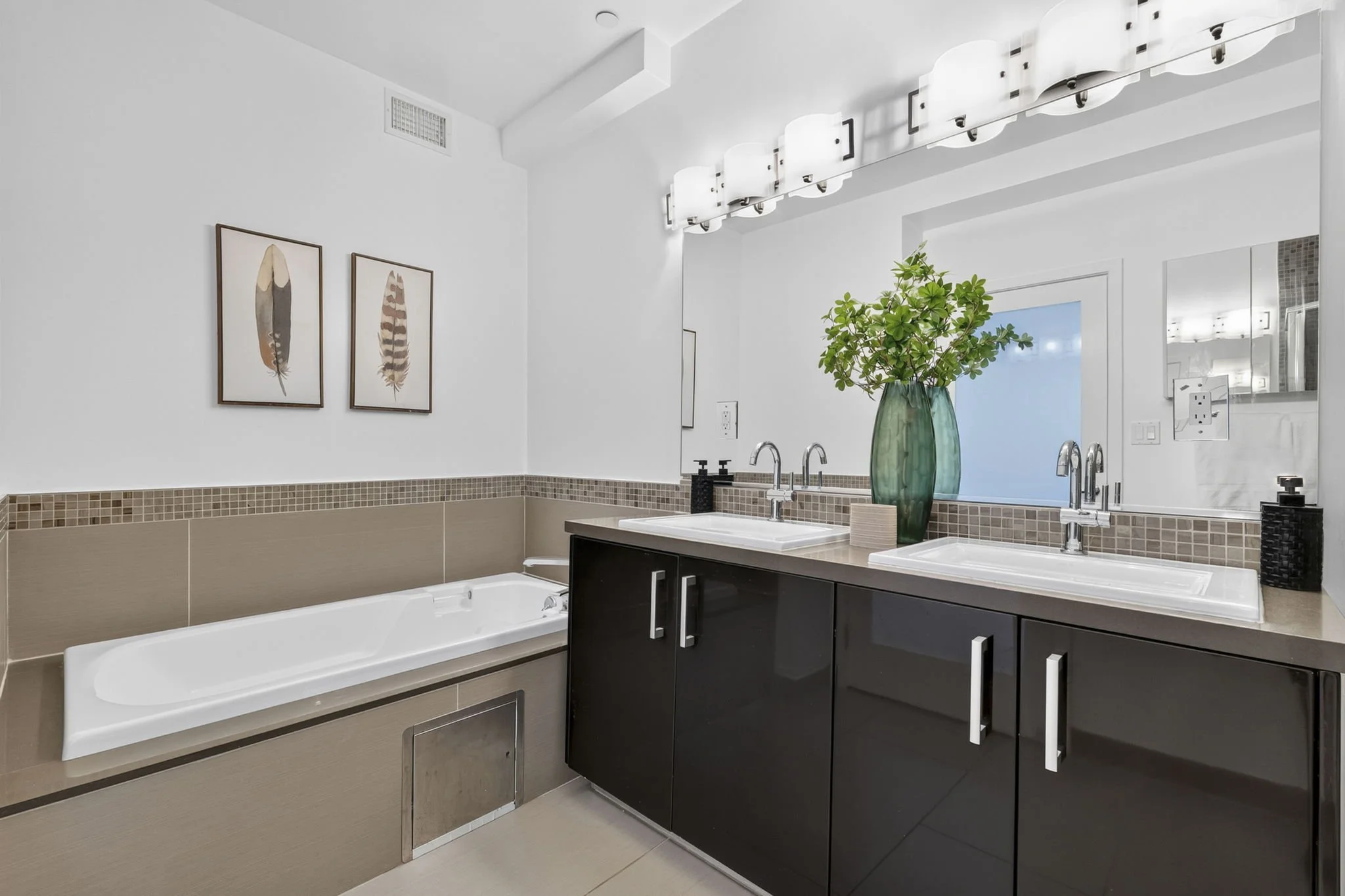 125-s-sweetzer-ph2a-19-primary-bathroom-tub-los-angeles.jpg