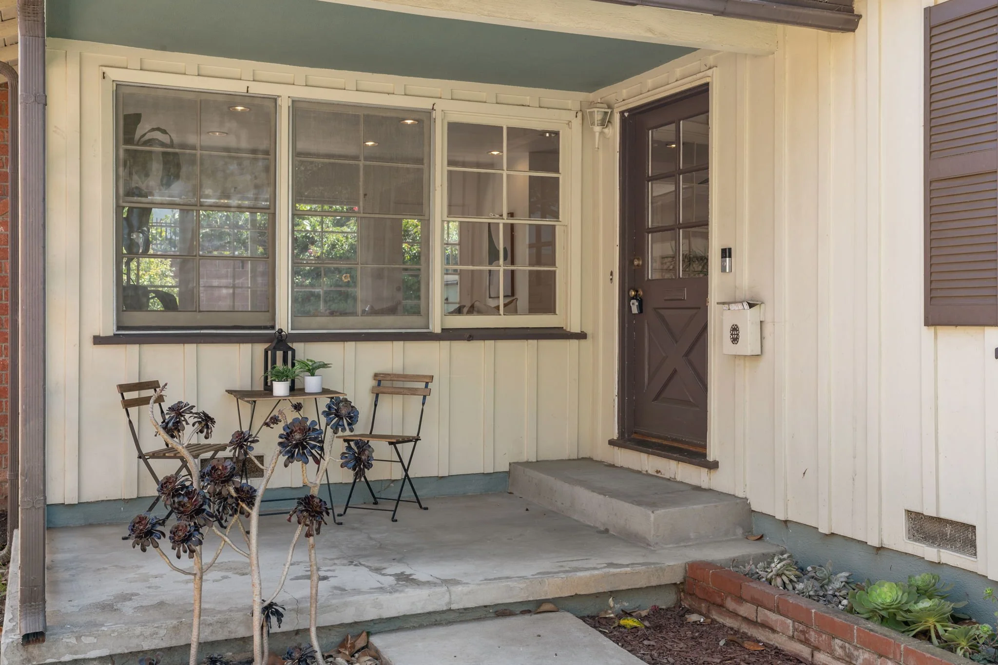 11630-chanera-ave-hawthorne-front-porch-welcoming-entrance.jpg