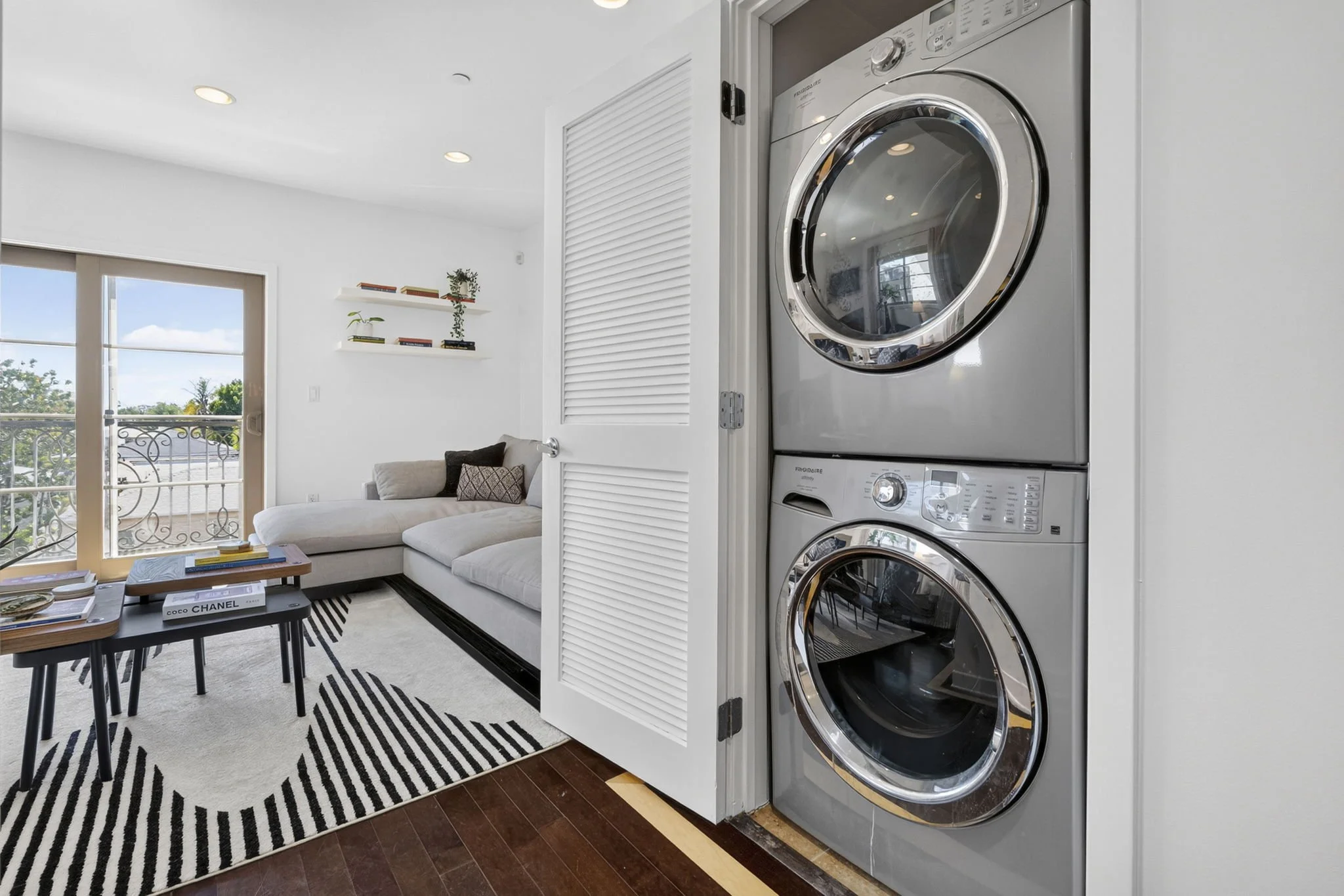 125-s-sweetzer-ph2a-21-laundry-washer-dryer-los-angeles.jpg