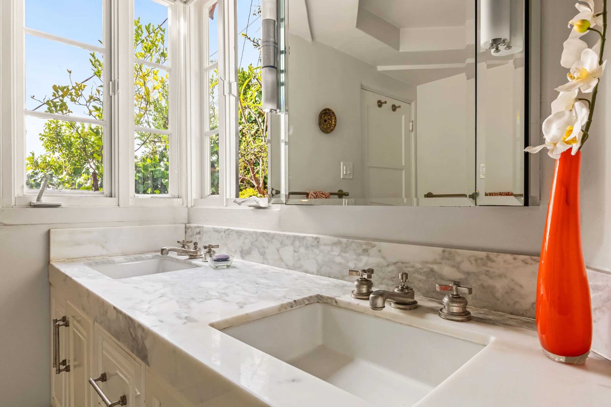 1767-n-orange-grove-ave-18-primary-bathroom-vanity-hollywood-hills-los-angeles.jpg