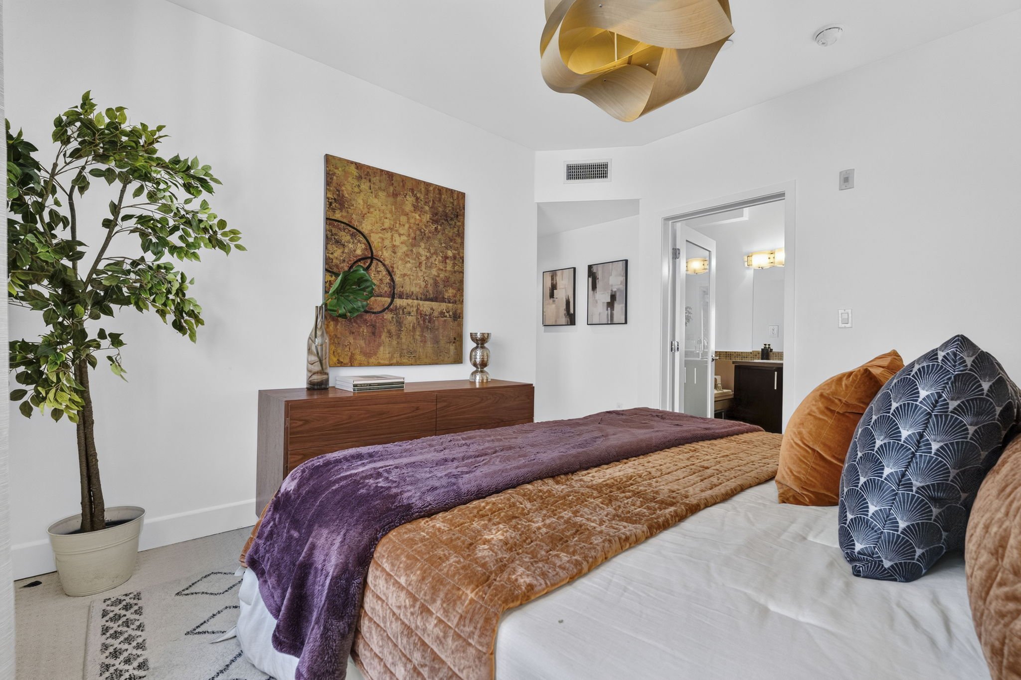 125-s-sweetzer-ph2a-16-primary-bedroom-ensuite-los-angeles.jpg