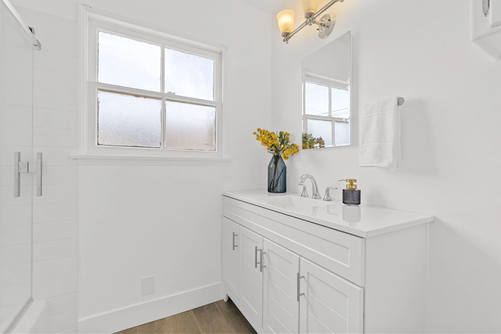11630-chanera-ave-hawthorne-second-bathroom-clean-bright.jpg