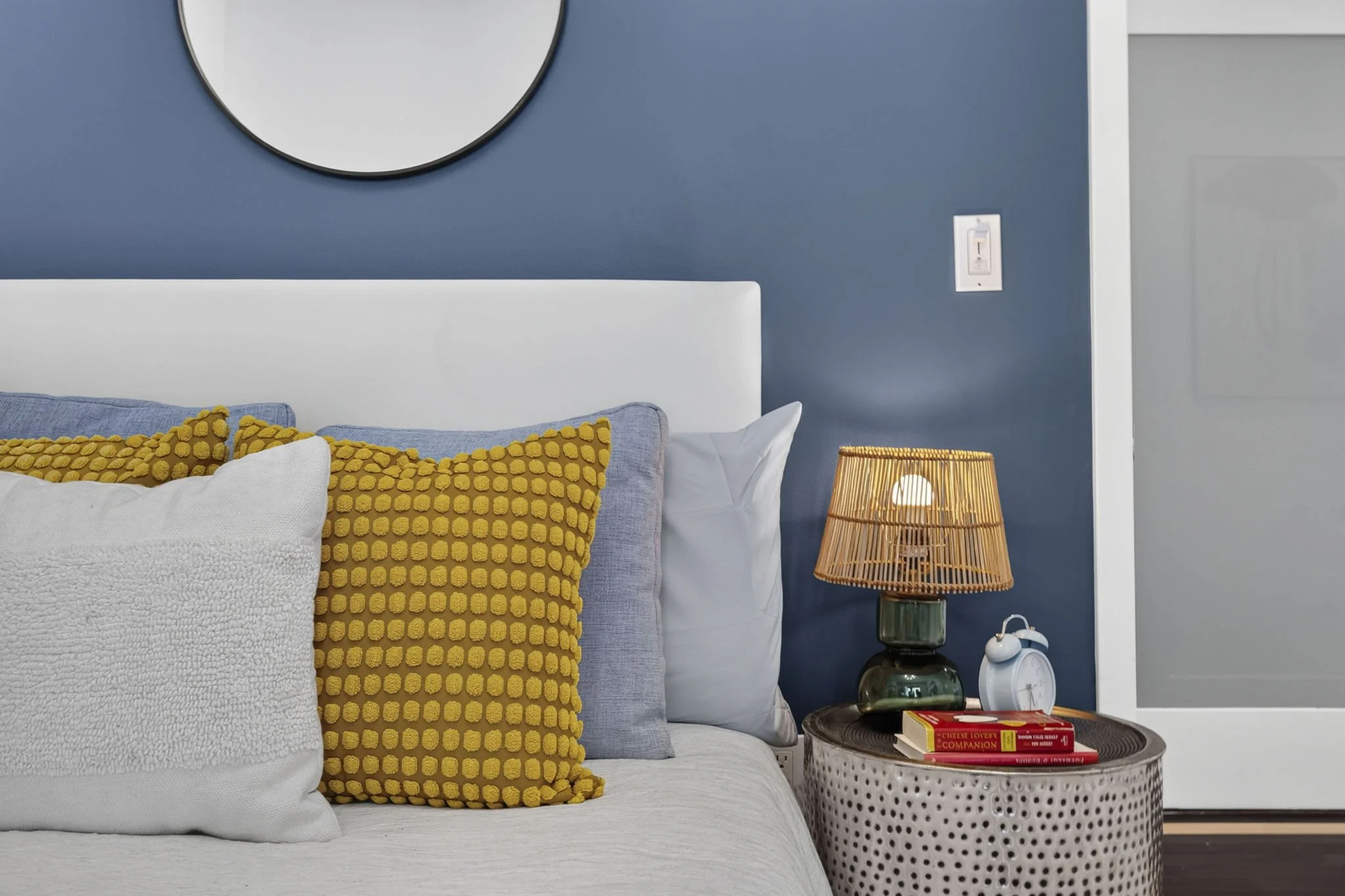 125-s-sweetzer-ph2a-24-bedroom-accent-wall-los-angeles.jpg