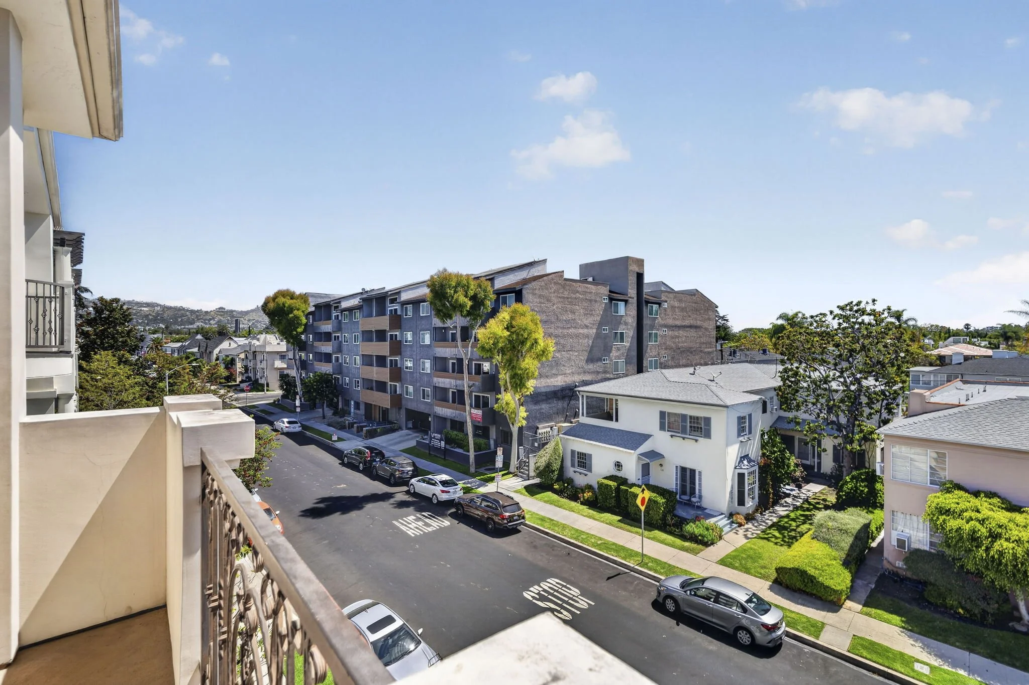 125-s-sweetzer-ph2a-23-balcony-city-view-los-angeles.jpg