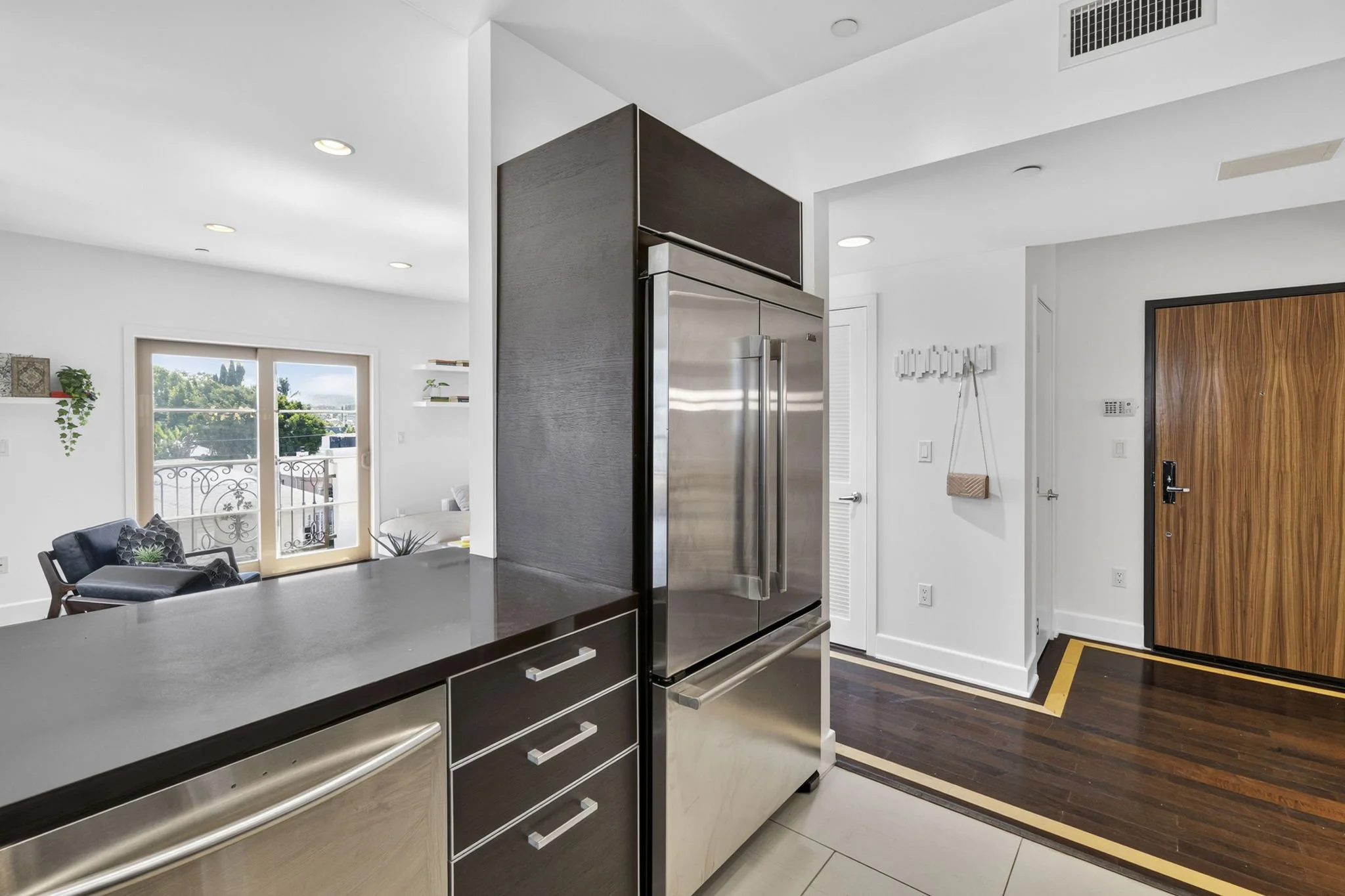 125-s-sweetzer-ph2a-10-kitchen-breakfast-bar-los-angeles.jpg