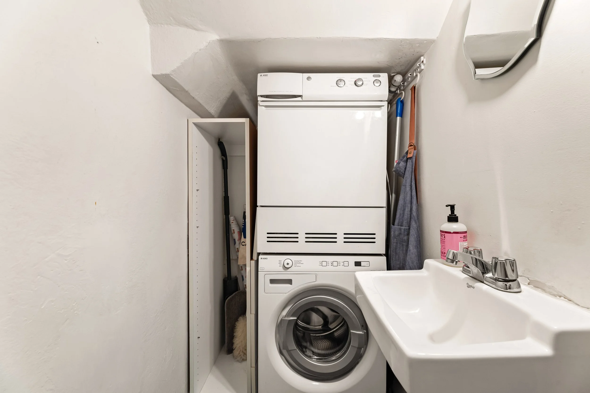 1767-n-orange-grove-ave-38-laundry-hollywood-hills-los-angeles.jpg