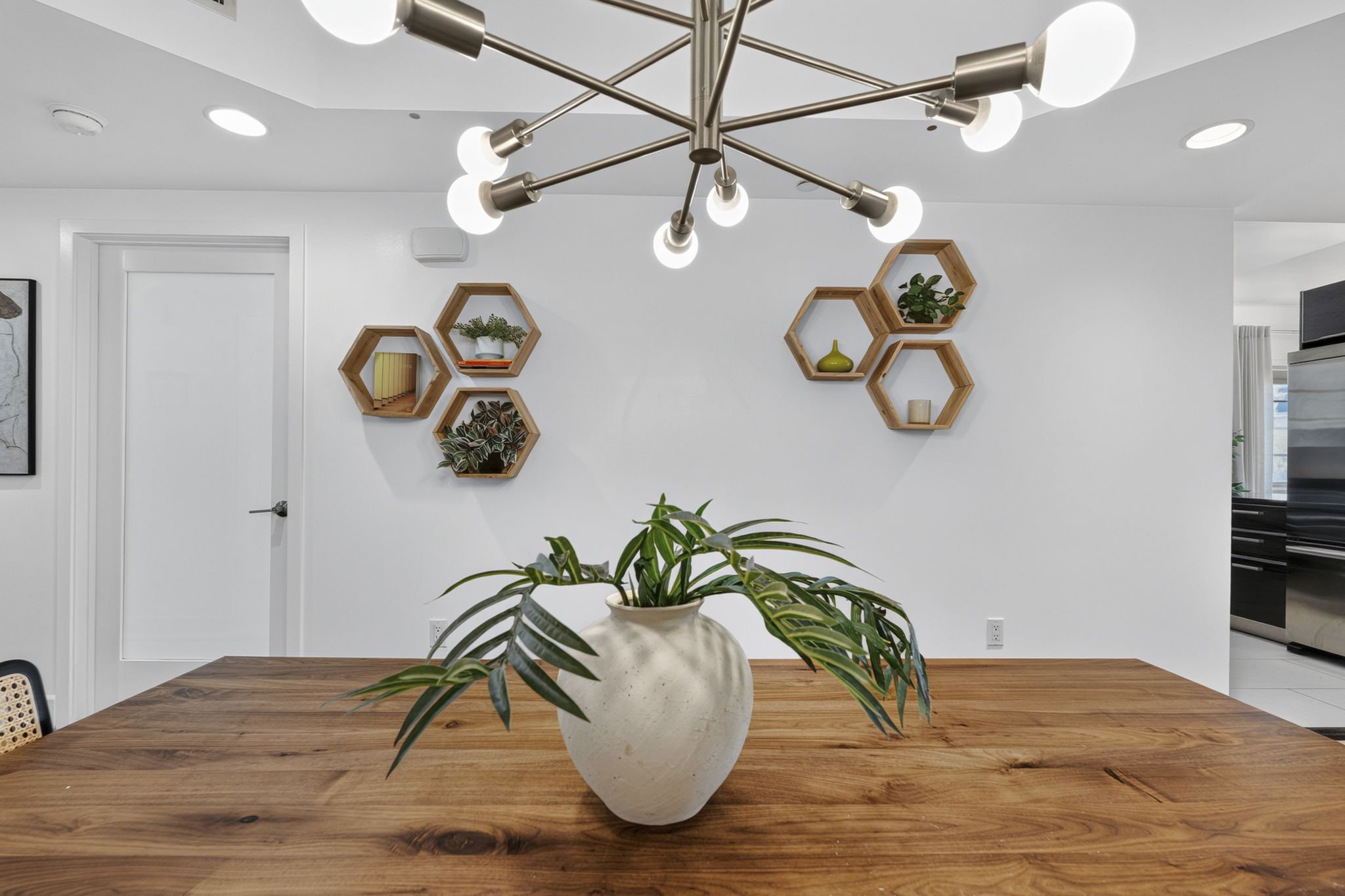 125-s-sweetzer-ph2a-28-dining-table-detail-los-angeles.jpg