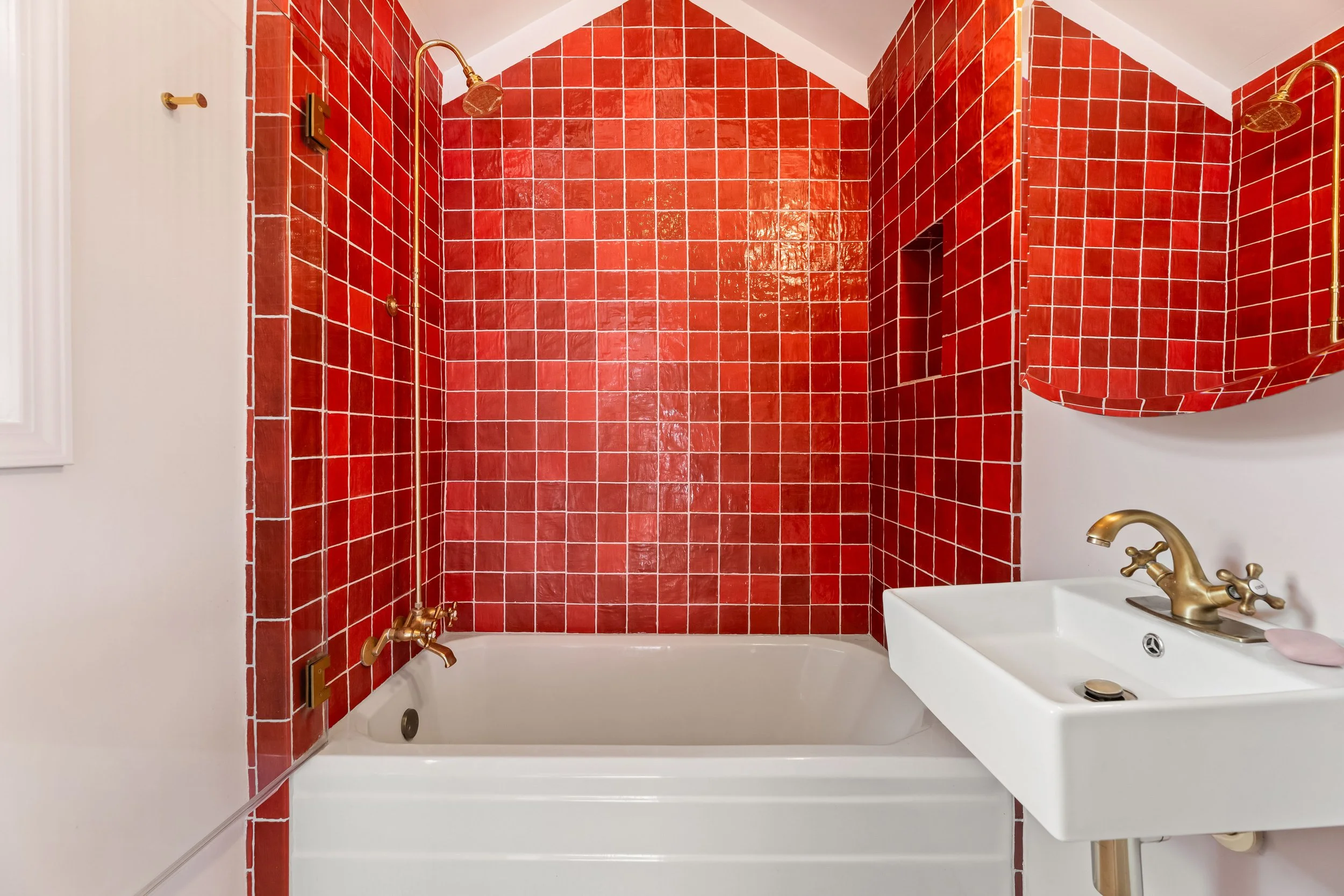 1767-n-orange-grove-ave-42-detached-studio-bathroom-shower-tub-hollywood-hills-los-angeles.jpg