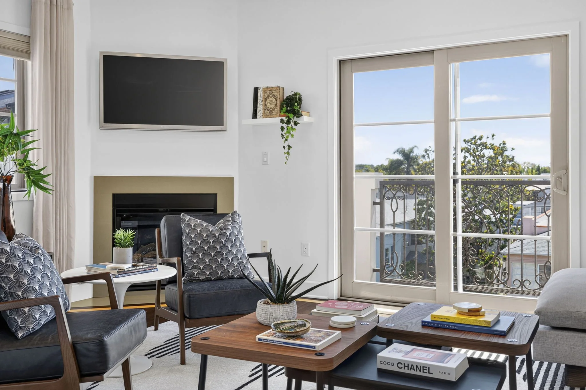125-s-sweetzer-ph2a-02-living-room-fireplace-los-angeles.jpg