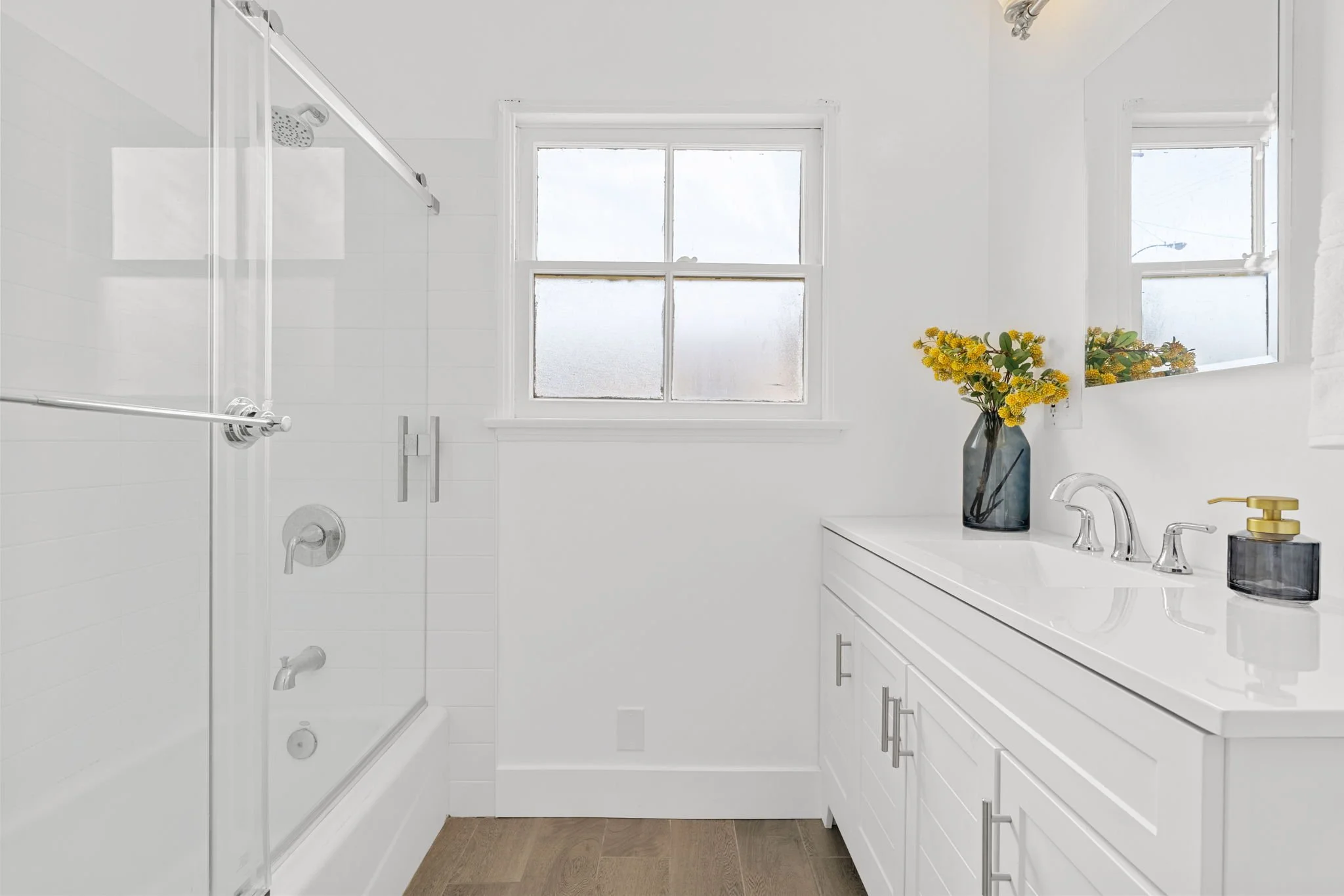 11630-chanera-ave-hawthorne-second-bathroom-updated-tile.jpg