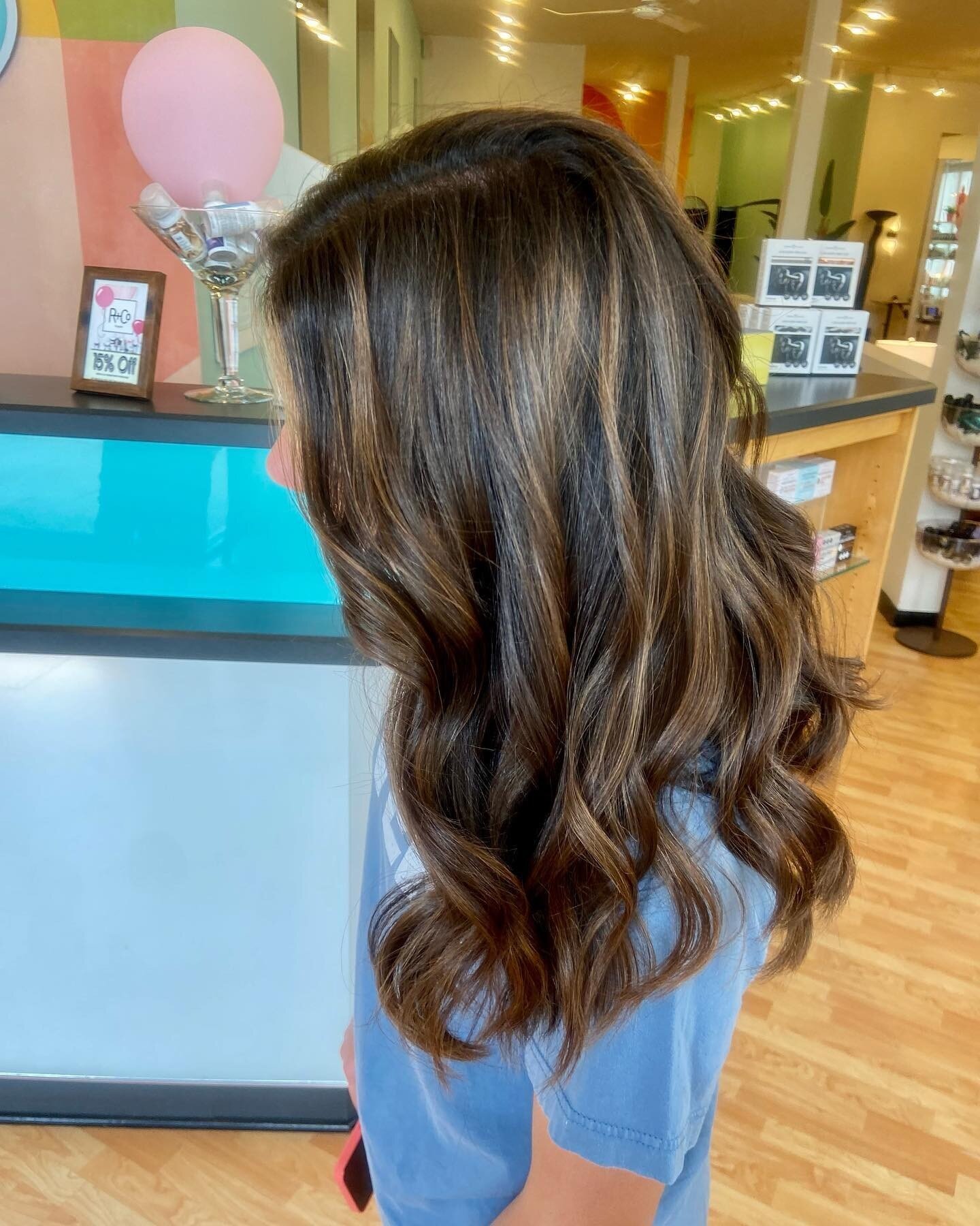 This impressive dimensional brunette hair by Melissa is definitely catching everyone's attention! Would you not agree?⁠
.⁠
.⁠
📷 @hairbymelpolk⁠
.⁠
.⁠
.⁠
.⁠
.⁠
⁠
#balayagemasters #attentiongrabber #turningheads #rockyriversalon #clevelandsalon #cleve