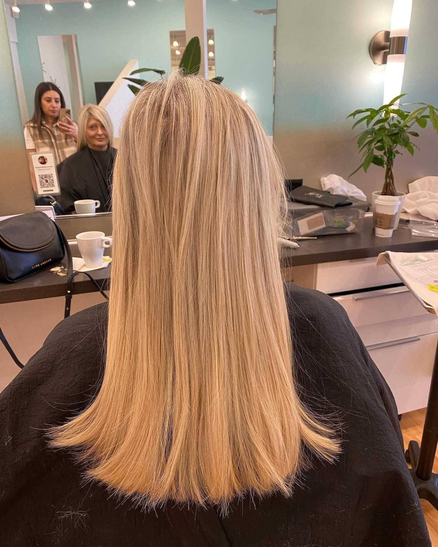 We're showing off some gorgeous extensions today. Jenny and her client went with tape ins for a more natural vibe, and it turned out awesome.⁠
⁠
If you're into hair extensions, you should definitely give these a try. ⁠
⁠
📷 @beautybyjennysid⁠
.⁠
.⁠
.