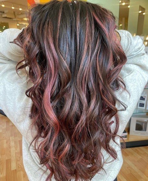 Check out that hair!!! It's looking pretty fab with those playful highlights!  Waseela nailed it!⁠
⁠
.⁠
.⁠
.⁠
.⁠
.⁠
.⁠
.⁠
.⁠
.⁠
#hilights #popofcolor #rockyriver #fairviewpark #lakewood #bayvillage #avon #avonlake #nridgeville #westlake #rockyriversa