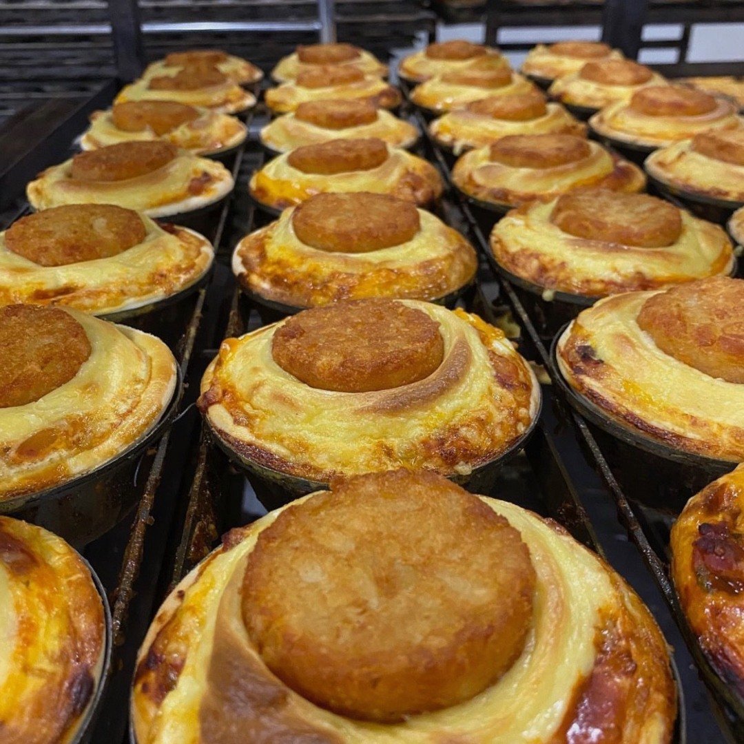 SPECIALS OF THE WEEK 🥚🥓🥐

Pie: Breakfast Pie - Breakfast Sausage, Eggs, Bacon, Beans... Topped with Cheese &amp; Hash Brown

Salad: Roasted Carrots, Orange Juice Tahini, Parsley, Honey &amp; Sesame Dressing

Sweet: Cinnamon Scroll

Available at al