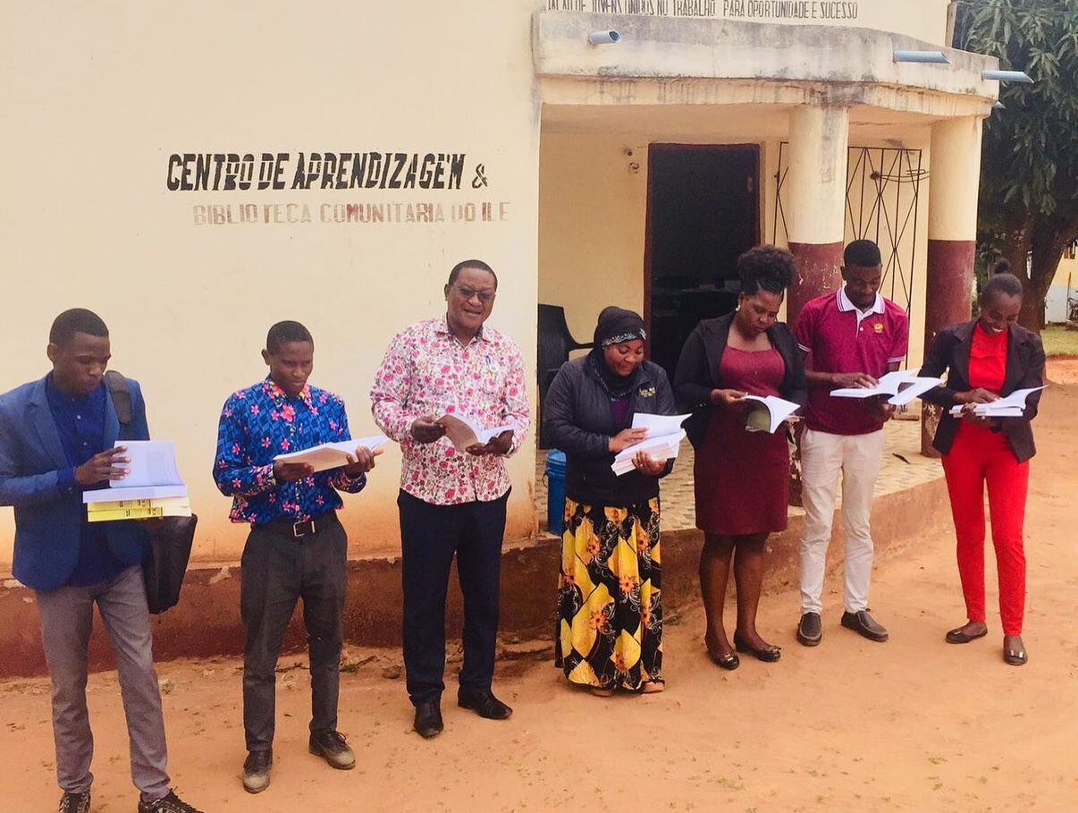 Amazing! The government of Ile donated 60 books to the Moz Library Project 📚 They see the community library of Ile &quot;not only a place to learn literacy, but a space to build knowledge and the availability of resources to research and discover ne