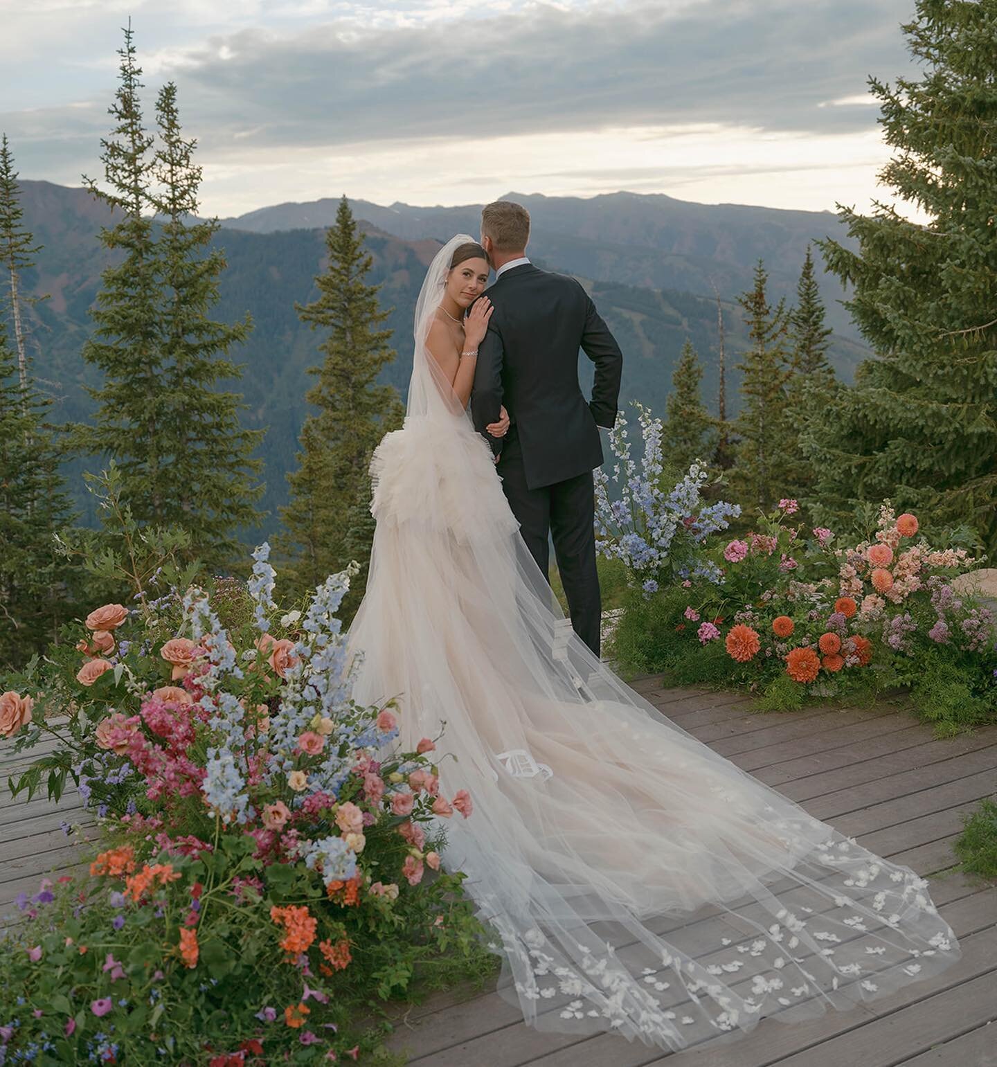 The dreamiest, garden inspired ceremony setting for M&amp;E 🤍

Planning: @j.lemonsevents 
Photos: @foolishlyrushingin 
Venue: @thelittlenell