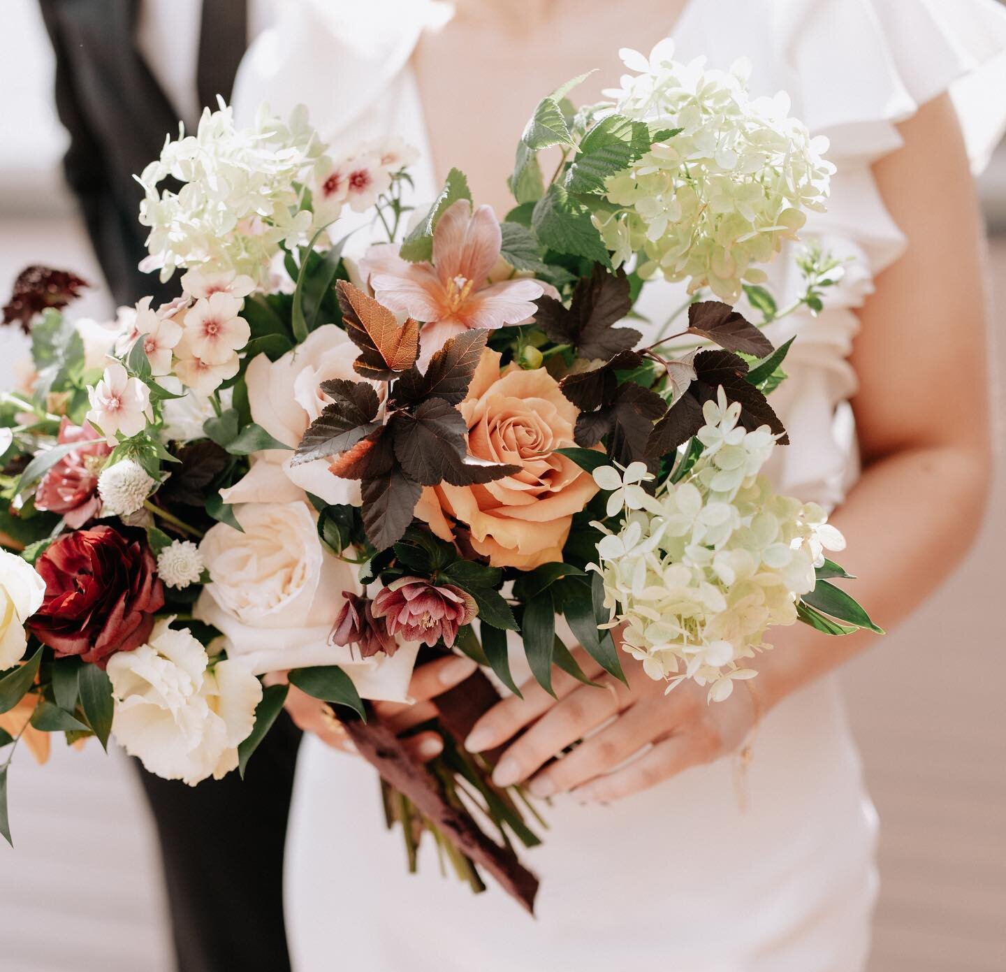 Happy September! Celebrating my 3rd wedding anni this weekend so here&rsquo;s a moment for my bridal bouquet 🤍 

I wanted it to be moody, but light and timeless; fall but summer (lol). Snuck in some locally grown cherry caramel phlox, limelight hydr
