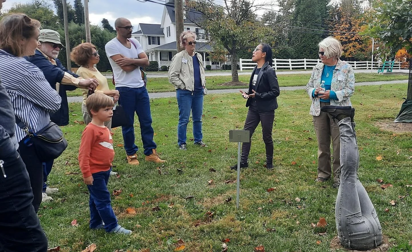 Artist led walking tour of Washington Sculptors Group outdoor exhibition Artina 2025: Upside Down-Inside Out at Sandy Spring Museum&rsquo;s Willow Grove opening weekend. #washingtonsculptorsgroup #sandyspringmuseum @washingtonsculptors @sandyspringmu