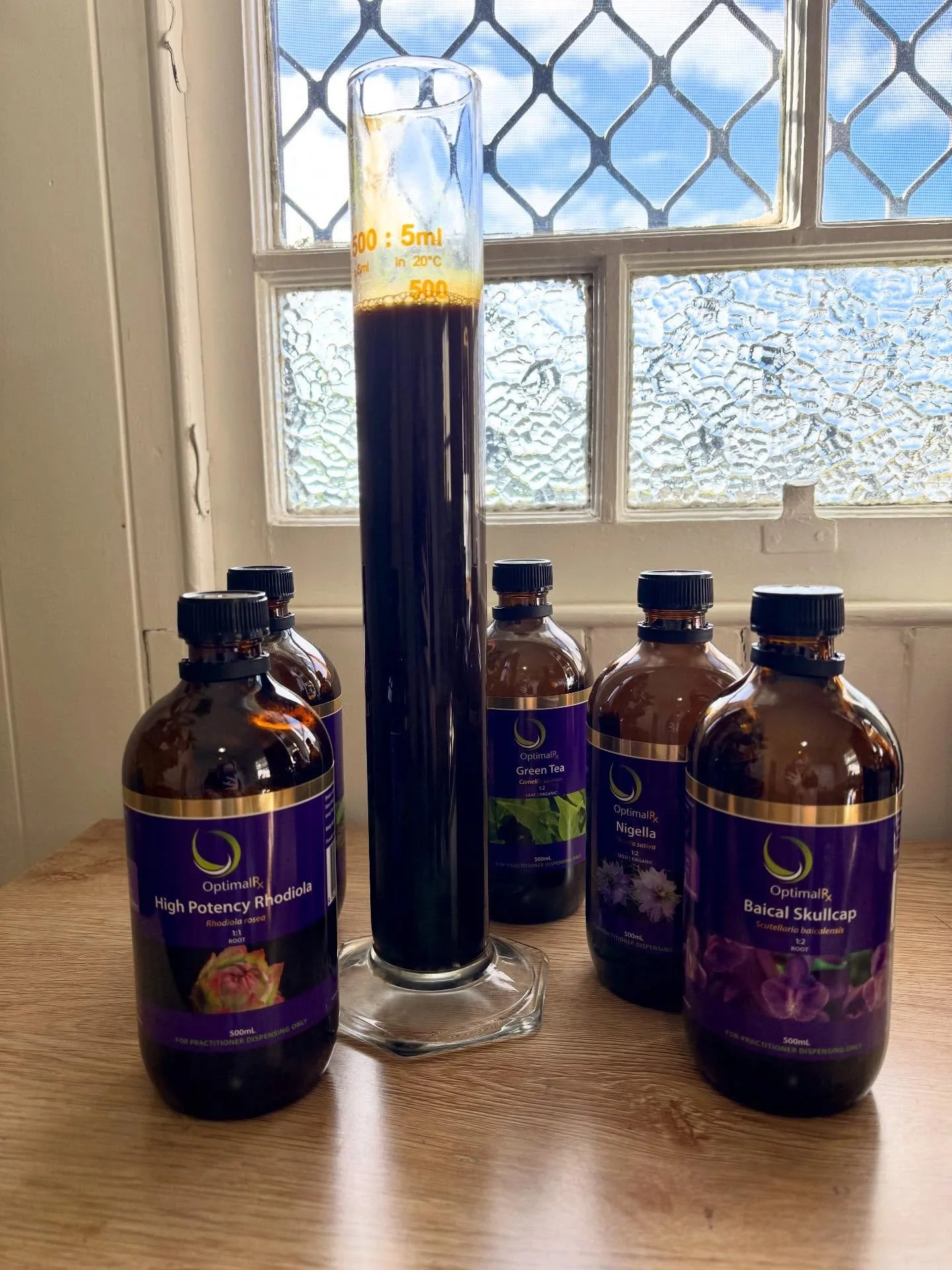 All good things come in amber bottles!💛🌻🌱Ready for another big week in clinic with personalised herbal blends to see real results!🥰💕🩸
