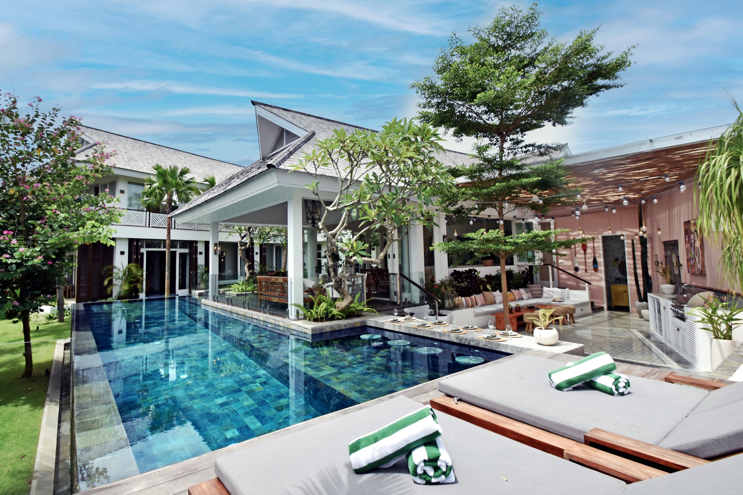 Pool - double sunbeds and 8 person pool bar.jpg