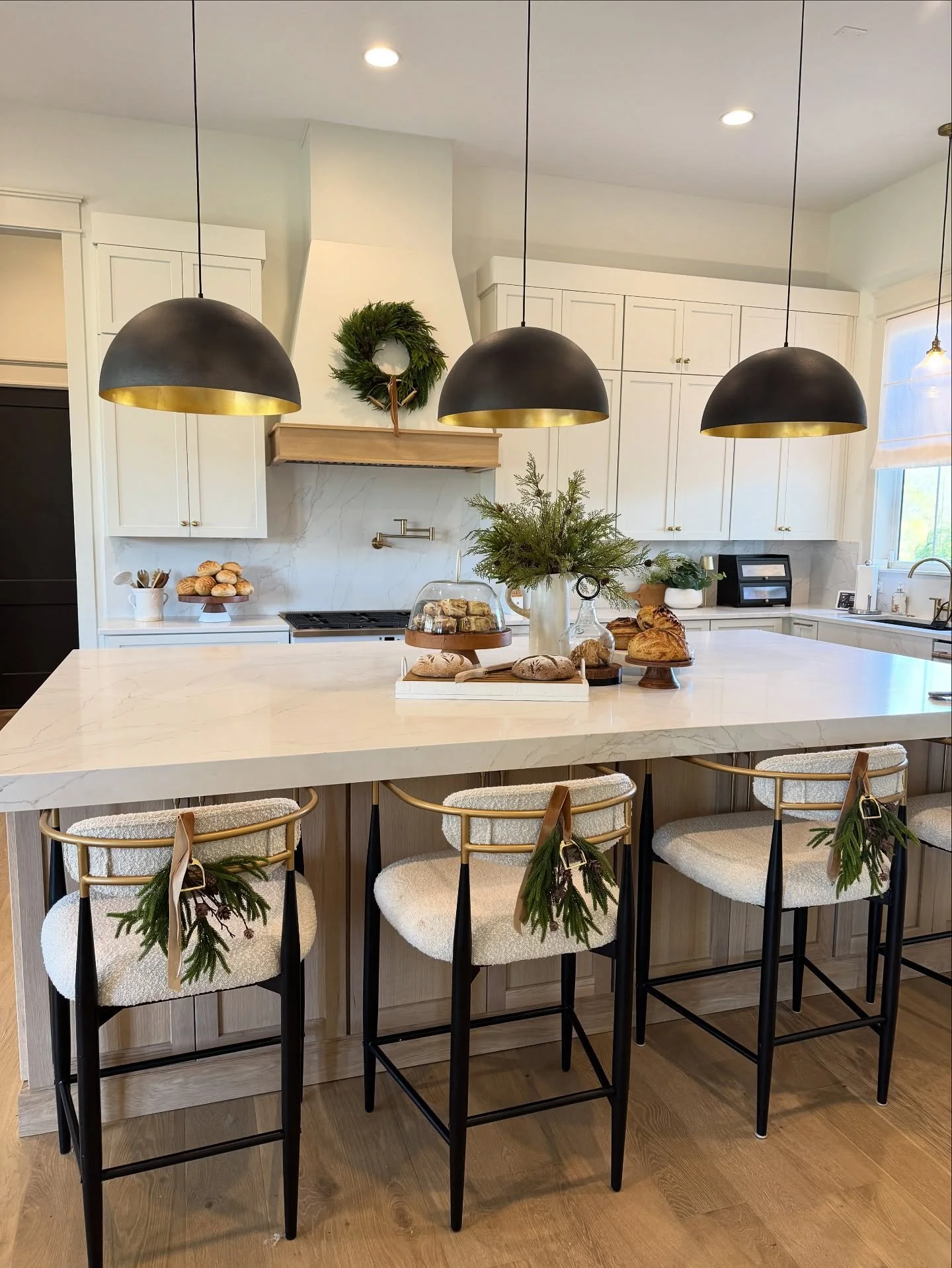 Holiday home&hellip; but make it equestrian elegance.
A little warmth, a little history, and just enough restraint to let the season breathe.

So grateful to help style this space for @jennyreimold 💛Your home is pure charm. ✨🐎