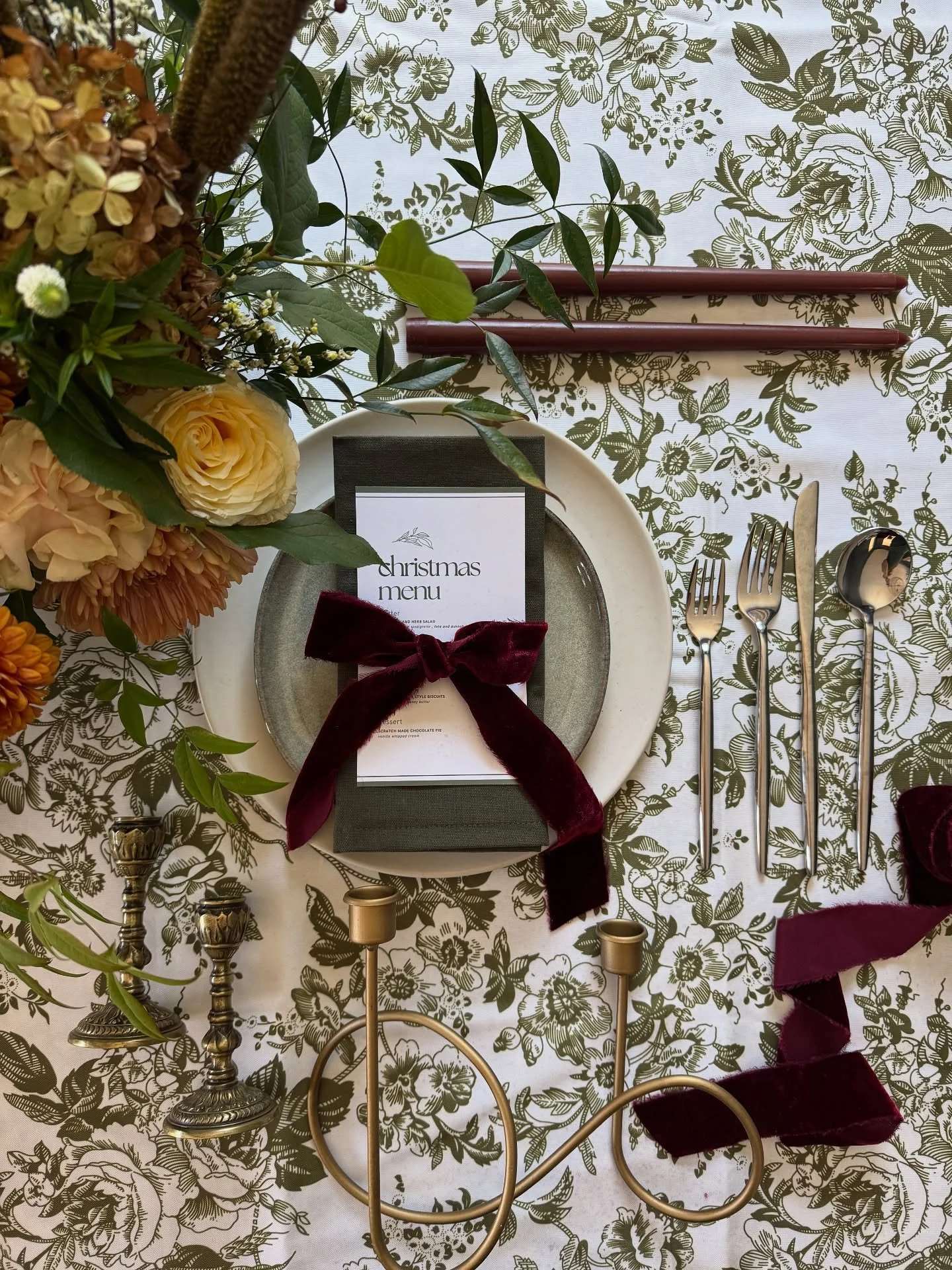 Fall tablescape or Christmas tablescape&hellip; which one has your heart? 🍂✨🎄

Tonight I hosted the sweetest tablescape workshop where guests walked through two full designs - one inspired by autumn&rsquo;s warmth, the other by the magic of the hol