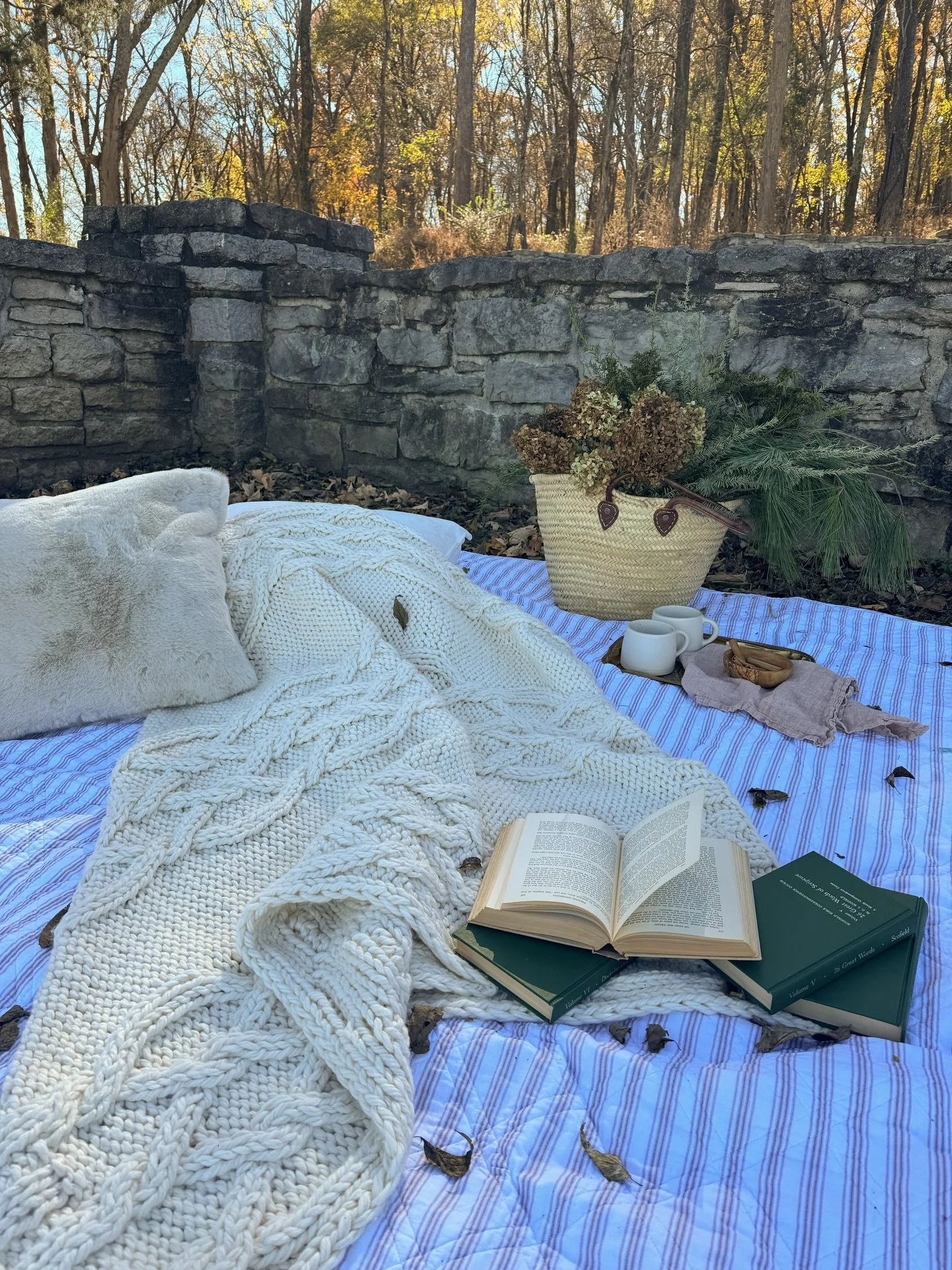 Scenes from the English countryside&hellip;but make it Nashville. Loved styling this photo shoot for @jfarrar1212 @natalieinnashvillee and @veronicaaustinphotography 💛