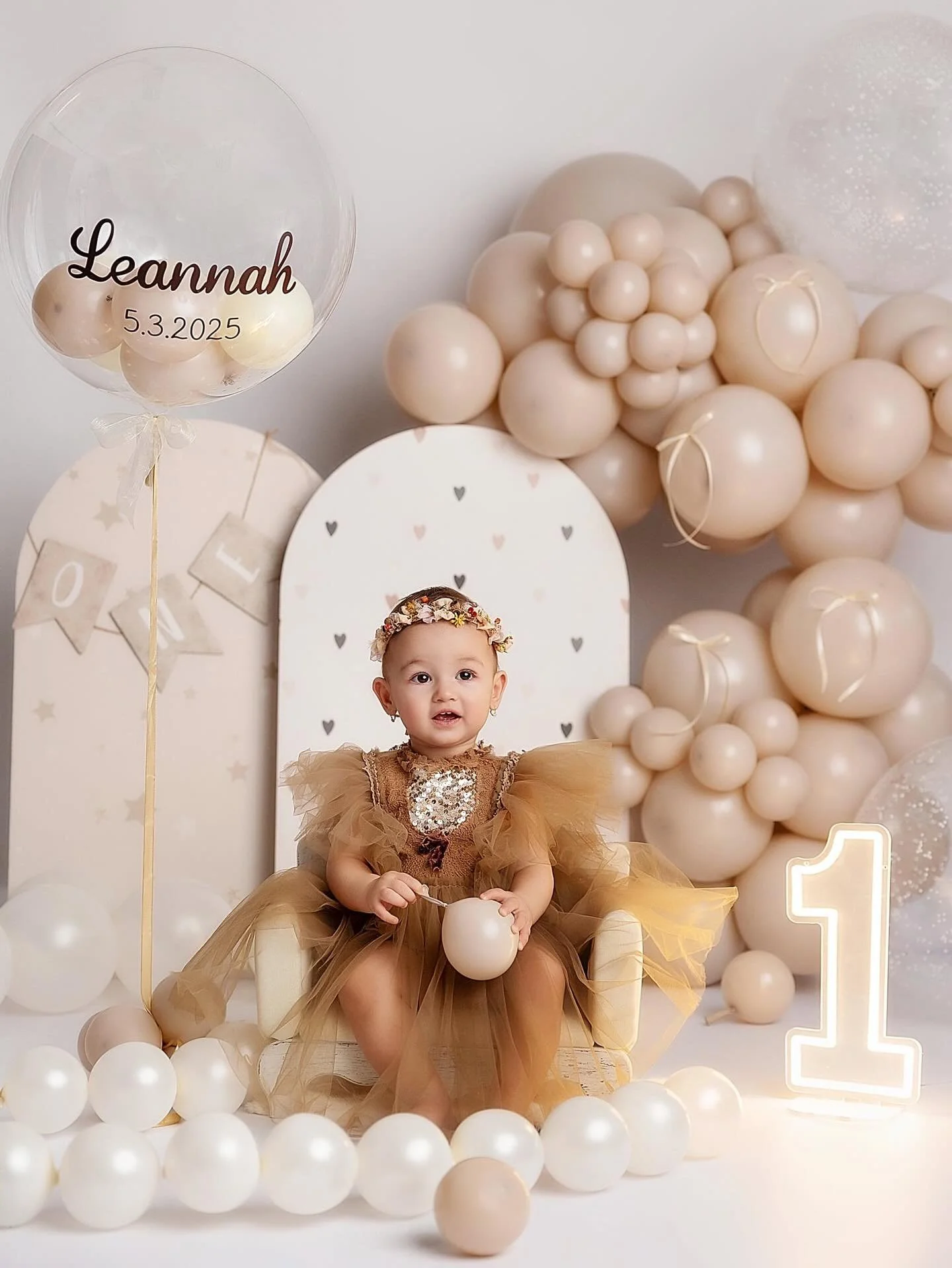 Dnes oslavujeme 1 rok pln&yacute; &uacute;smevov, objavovania a nekonečnej radosti 🎂💖
Mal&aacute; Leannah, tvoje prv&eacute; kroky životom s&uacute; tie najkraj&scaron;ie 💫
V&scaron;etko najlep&scaron;ie k tvojim prv&yacute;m narodenin&aacute;m, n