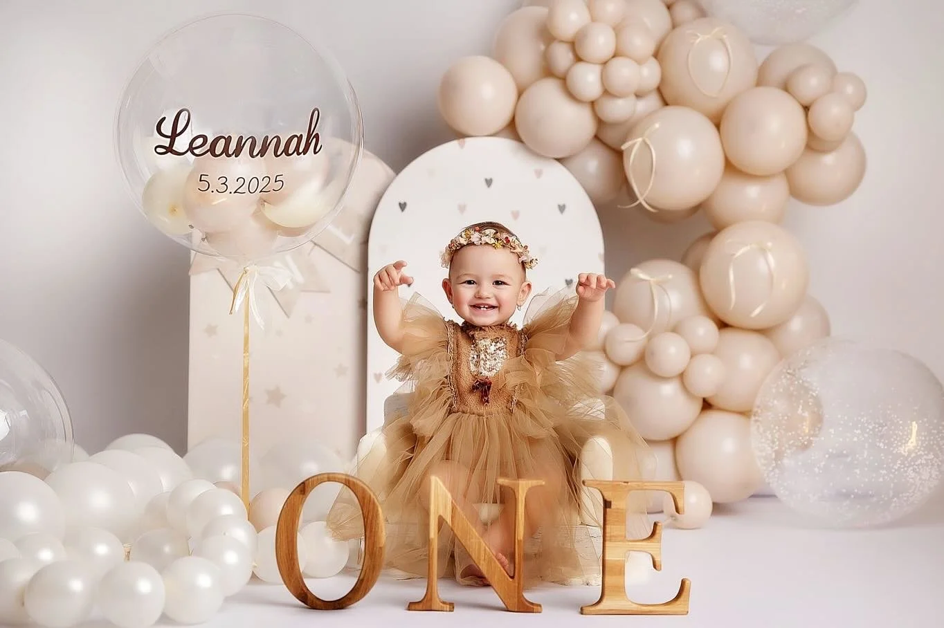 Dnes oslavujeme 1 rok pln&yacute; &uacute;smevov, objavovania a nekonečnej radosti 🎂💖
Mal&aacute; Leannah, tvoje prv&eacute; kroky životom s&uacute; tie najkraj&scaron;ie 💫
V&scaron;etko najlep&scaron;ie k tvojim prv&yacute;m narodenin&aacute;m, n