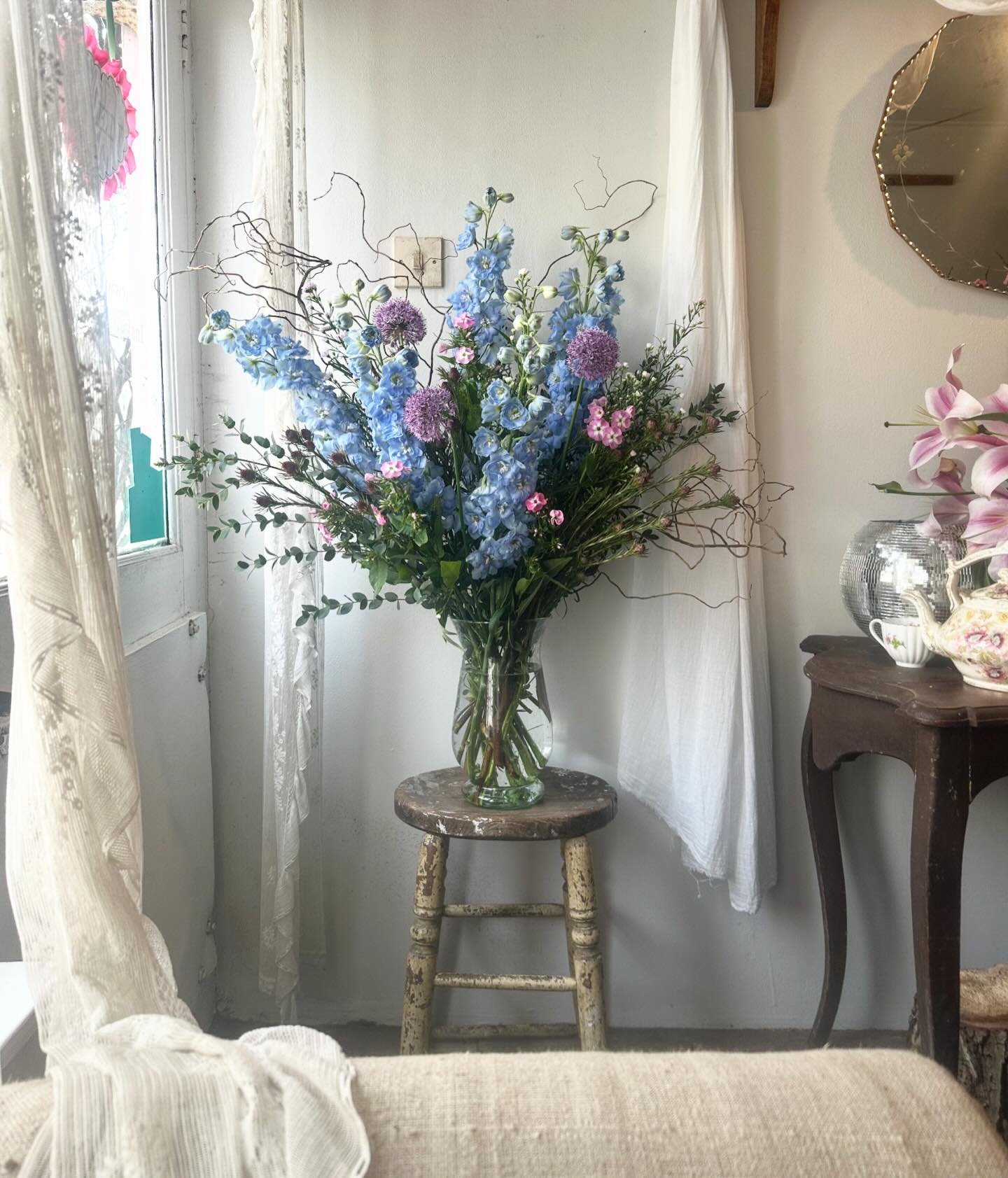 My blue period 💙🦋🌸

Beautiful delphiniums this week for @room5hairdressing display vase 🫶🏼

Dm me @katelangdaleflorist for all floral enquires and commissions 

#bluedelphiniums #blueflowers #vasedisplay #katelangdaleflorist #stylingtheseasons #