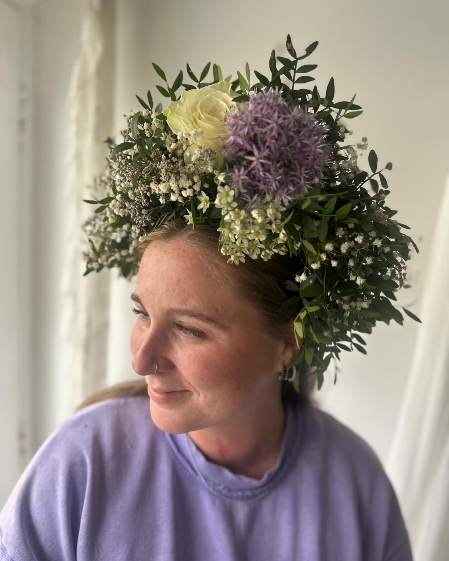 Had a lovely catch up with my girl @betty_blooming we are working on lots of exciting things together this year so we needed a creative brain storming session! 

Invited her to make up a flower crown too,
as I&rsquo;m prepping for my upcoming -

&lsq