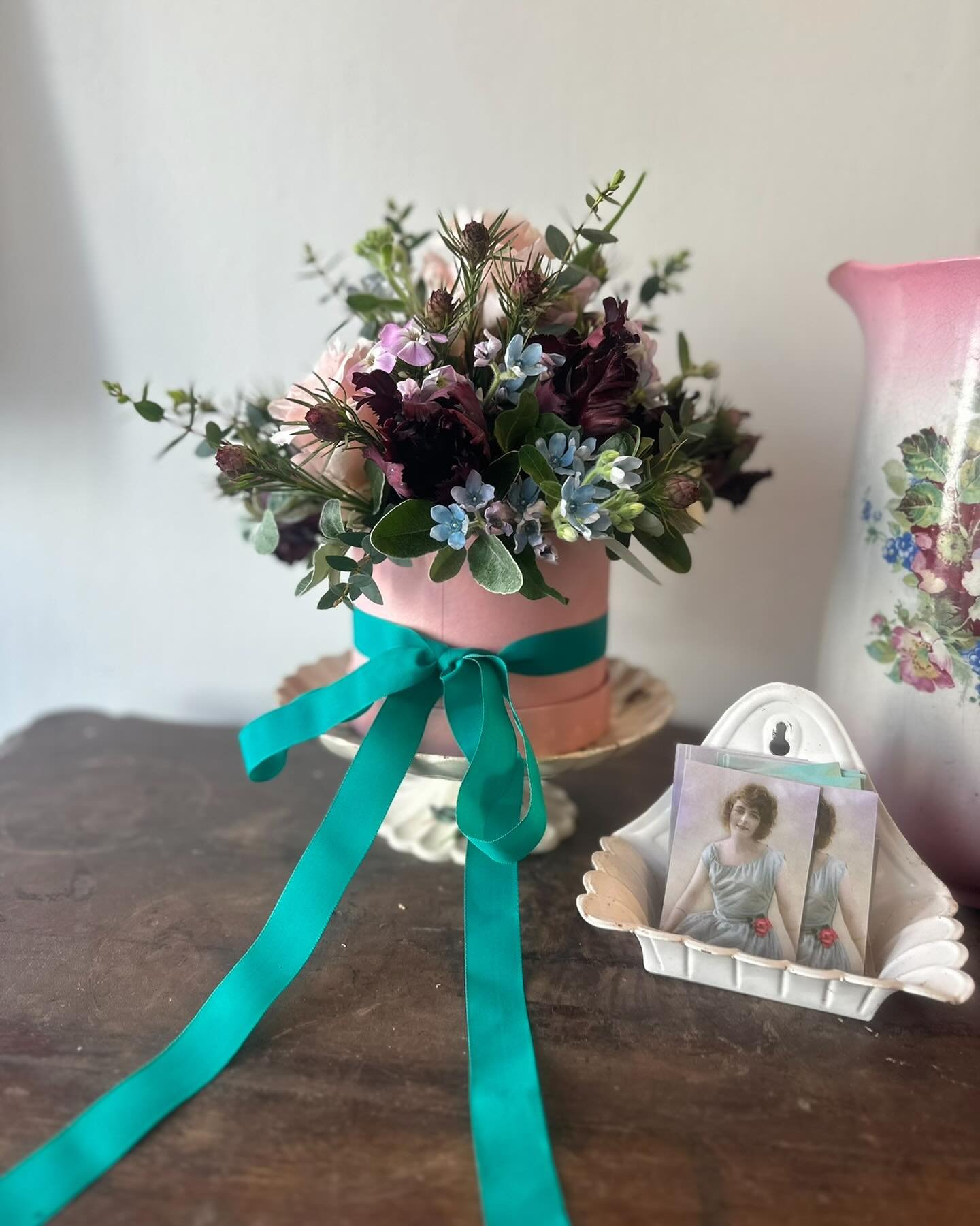 Hat box bouquet by @katelangdaleflorist 💝💐

My Beautiful seasonal flowers arranged in a cute hat box ~  no vase needed, no looking for the right shaped vase or worrying about water if you need to travel with your flowers. 

My hat box bouquets are 