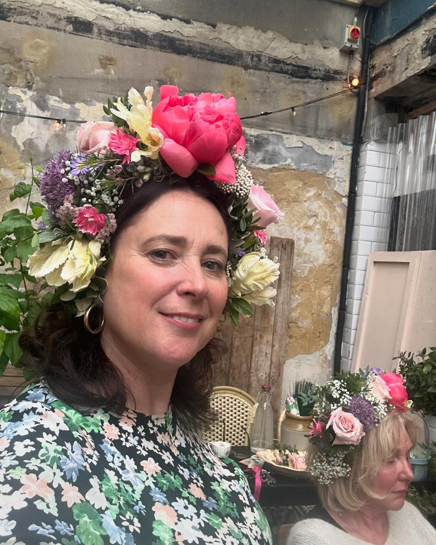 Book a Tipsy-Tea- Party with me @katelangdaleflorist 🌸👑

Perfect for your ~
*Hen Party, 
*Birthday Party, 
*Baby shower, 
*Product launch
- or just gather your mates for some fun flower crown making. 🌸👑✂️🥂🍰

The covered garden @thefrenchhornpub