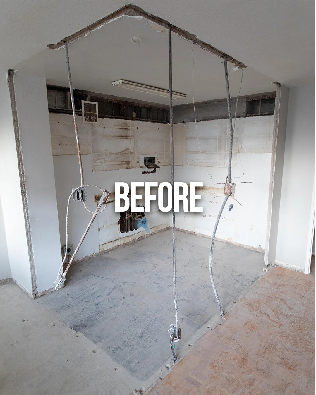 Another day, another STUNNING kitchen remodel 👏

We&rsquo;ll let the before &amp; afters of this kitchen do the talking! This build turned out gorgeous with every detail crossed off. From new cabinets, new backsplash, to newly sourced appliances &am