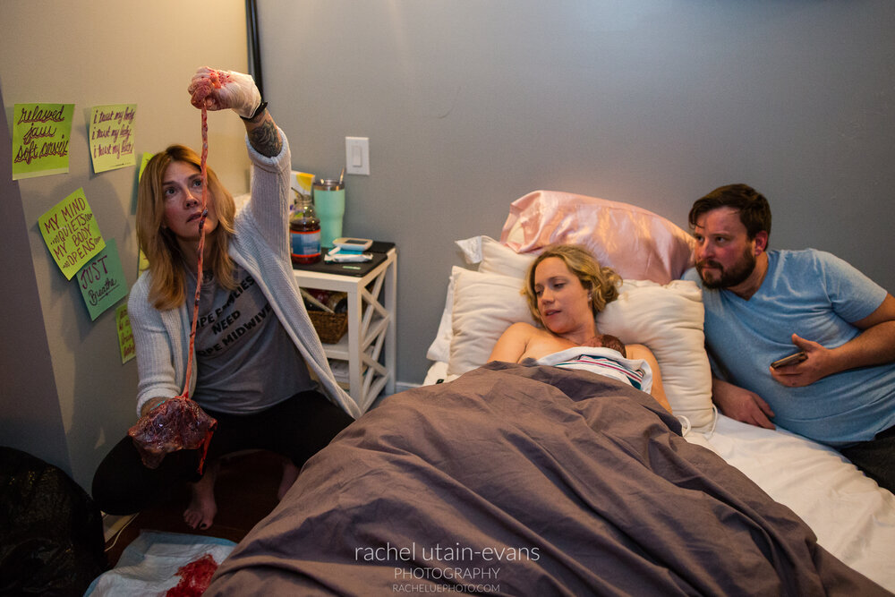 Midwife shows parents very long umbilical cord, Philadelphia Birth Photographer