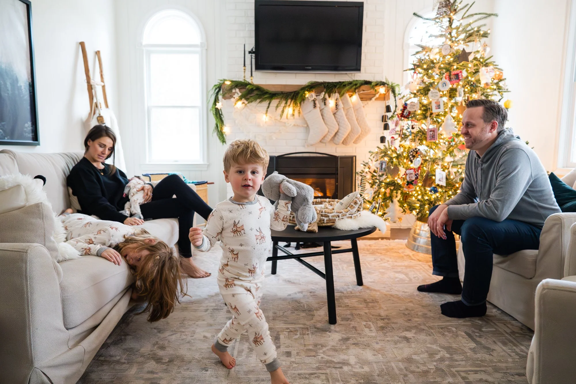 It's the time of year for filling your house with light and love ✨❤️
What are your winter holiday traditions? Do you all get matching pajamas? Make cookies or decorate gingerbread houses? Have a movie marathon? 

For us, we have the grandparents, aun