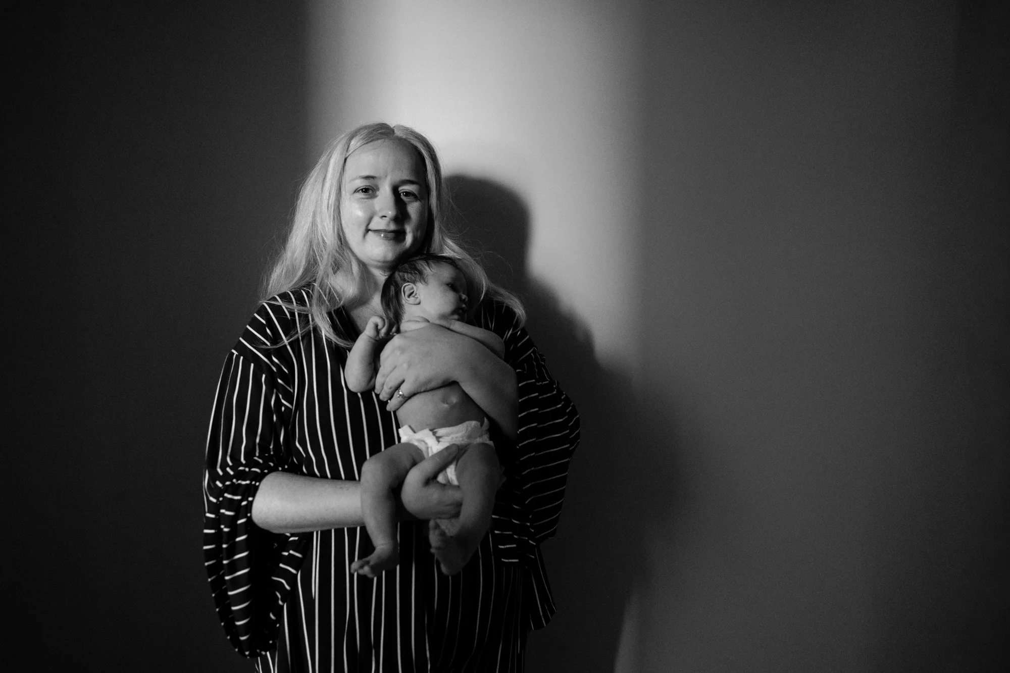 Why newborn photos at home?
Because comfy nursing clothes
and scrappy pups
and pumping gear
and sweet homemade mobiles
and cozy bed snuggles
and pockets of perfect light
and maybe even silly wedding photos with a hotdog 

#documentarynewbornphotograp