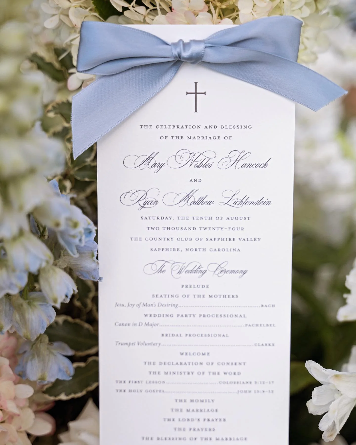 mountain vibes and blue skies matched this beautiful wedding suite we created for @mary_nobles 🏔💙 blue chambray letterpress @bellafigura invitations + custom watercolor artwork for the save the dates and the rehearsal dinner + one happy couple make