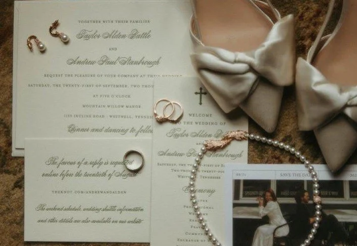 double thick ivory paper + vine letterpress ink color + gold foil edge = perfect vibe for a wedding on a mountain in tennessee. we love the combination of chic and vintage for that this bride chose. definitely a fall favorite ⛰🍁✨