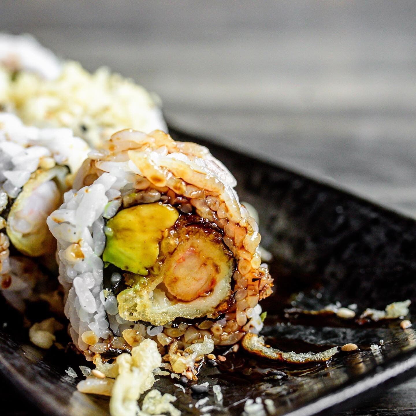 A closer look at our crunch shrimp roll - available for dine-in, pickup and delivery starting at 11:30!  Tag a friend who&rsquo;d love to try this roll 🍣