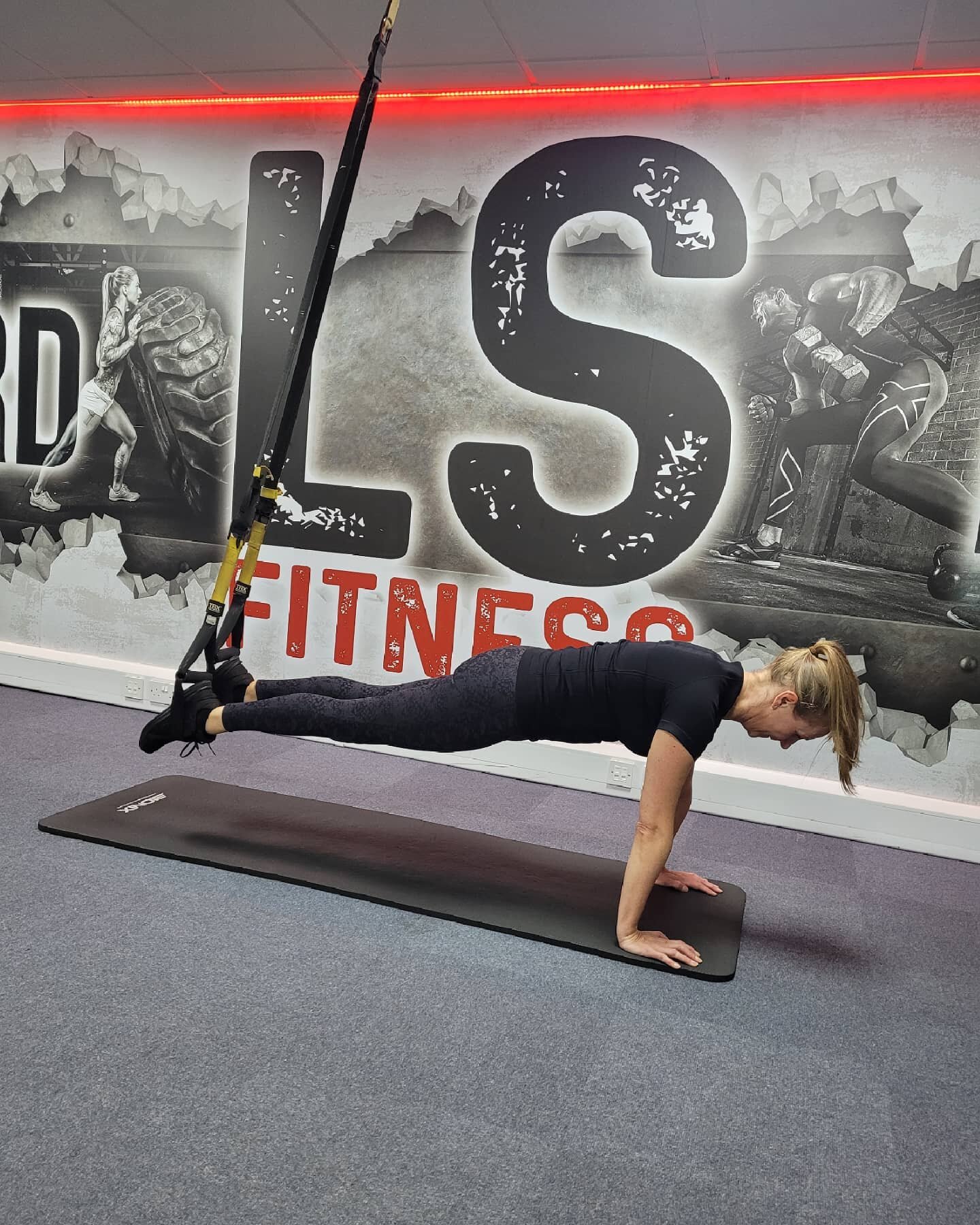Our very own Pilates instructor showing good core strength doing suspended mountain climbers 🥵
#coreworkout 
#trx 
#pilatesinstructor 
#blackburnbased
#personaltrainingstudio 
#workhardneverquit