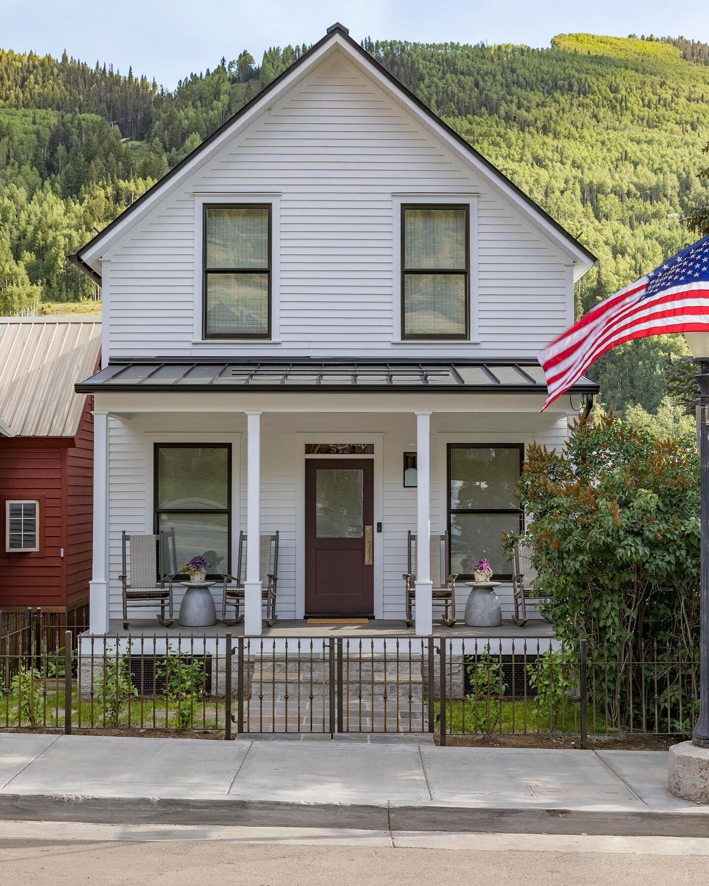 Happy Presidents Day! Who else wishes they were kicking off their week in #Telluride? 🏞

This stunning second home dates back to 1893. We loved teaming up with a local builder on this project, mixing traditional elements with a modern mountain aesth