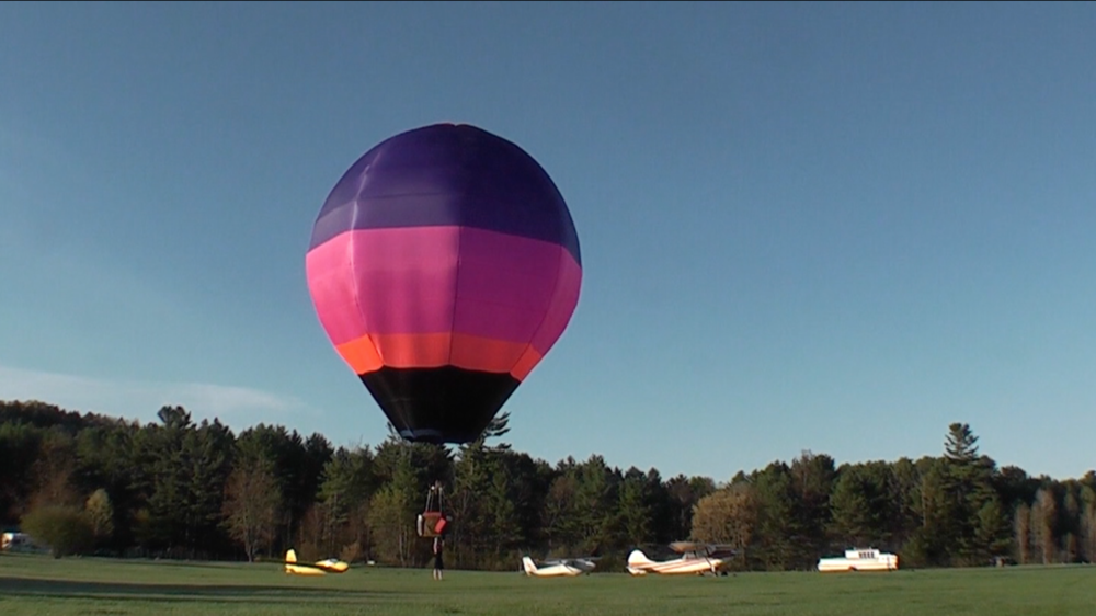 Tamar Ettun, Walking in a Field Holding a Hot Air Balloon, 2010, 4:42 minutes