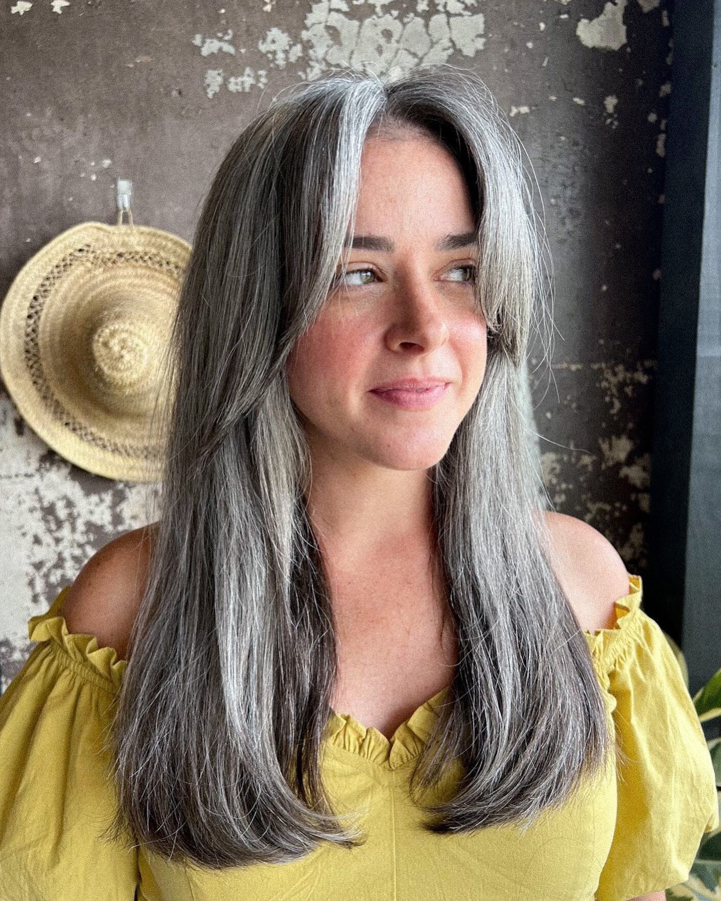 Her hair is pure magic! All natural color with the perfect hue of gray, paired with a fantastic cut and style by Emily! Dreamy! 😍
Stylist: @simplyemilybeauty 
#todayisbeautiful #maeavondale