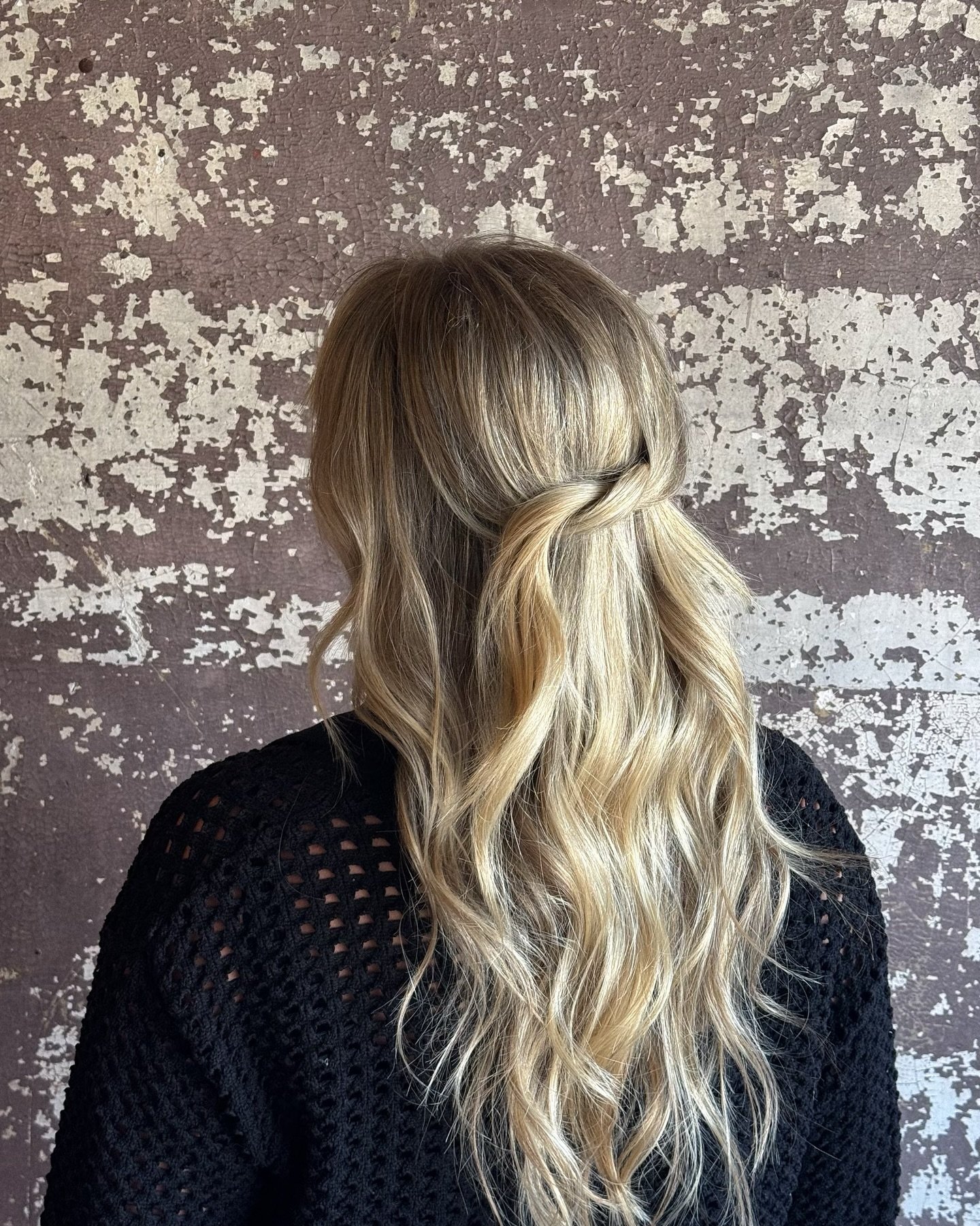 Dreamy hair for your Monday morning 💭

By @mollystilley