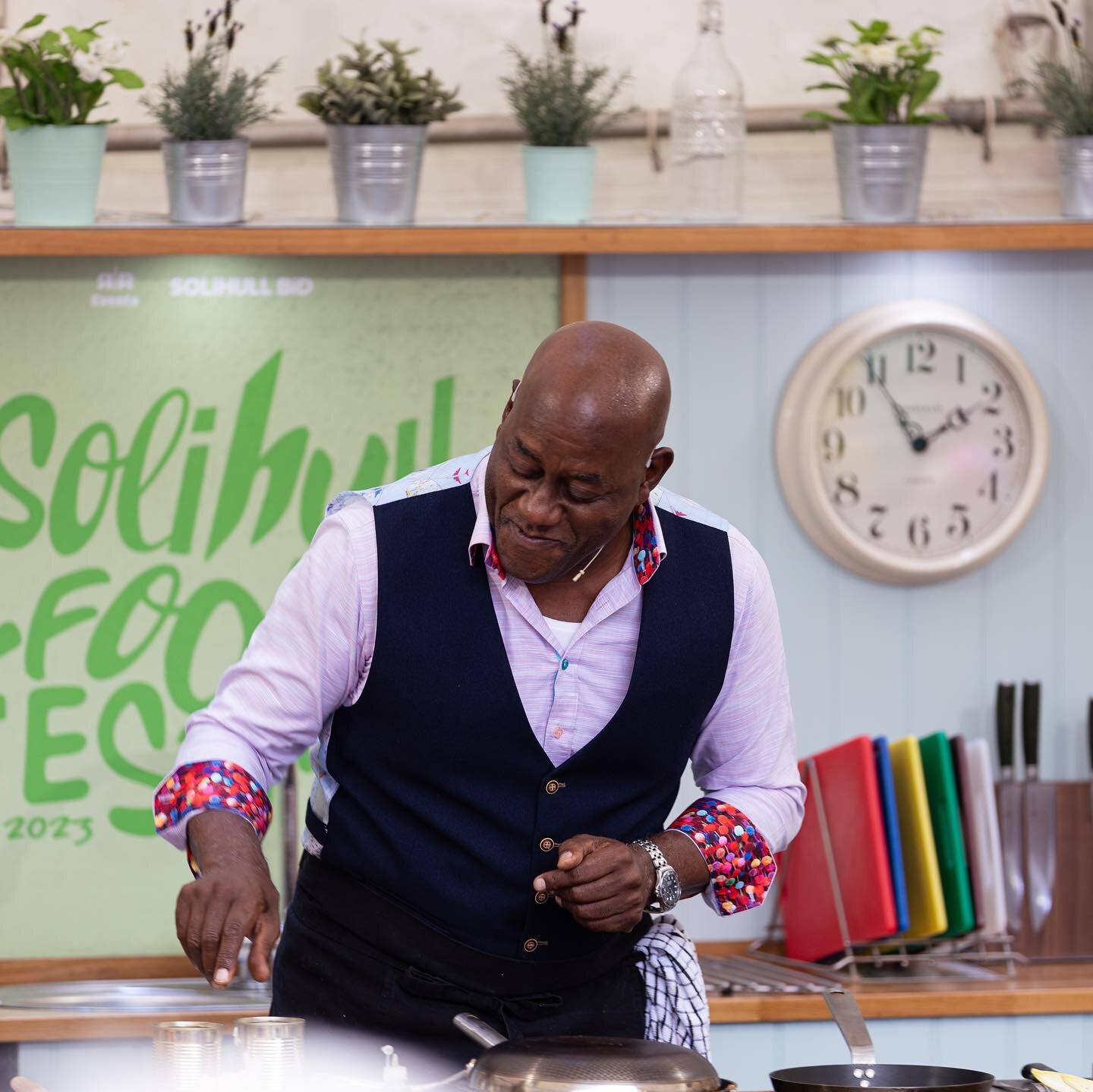 Caught the culinary maestro Ainsley Harriott in action at Solihull Food Festival! 📸🔥 His energy in the kitchen is contagious!