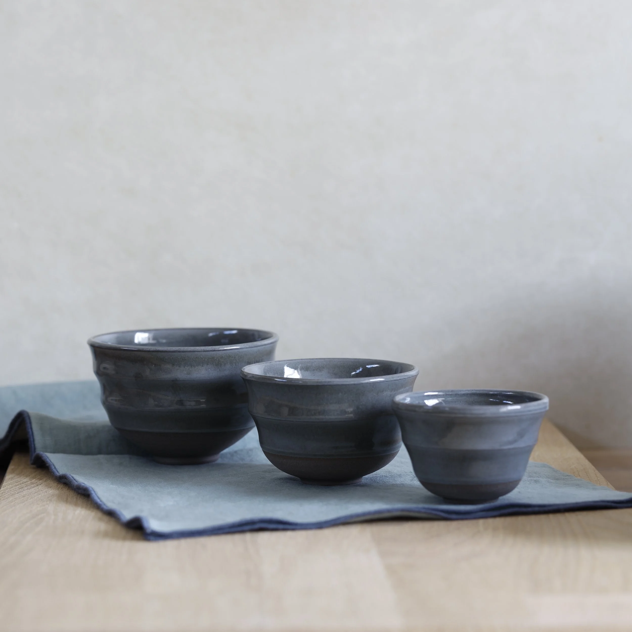 Curved edge cup grey