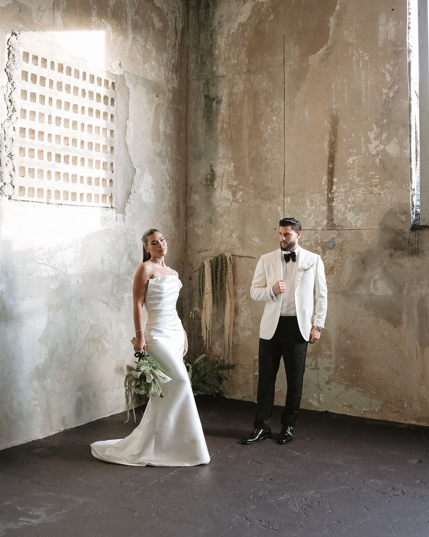 A luxurious, modern romance where tropical and industrial vibes come together!