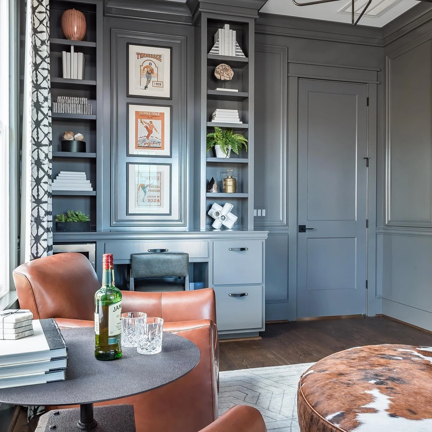 Masculine, moody, sophisticated &amp; palpable 
Design:&nbsp;@drakulicinteriordesign
Photography:&nbsp;@jenny.melickimagery
Builder/Construction:&nbsp;@jeffreywebbconstruction,@Stanlycabinets
.
.
.
.
.
.
.
.
#drakulicinteriordesign&nbsp;#cltdesign&nb