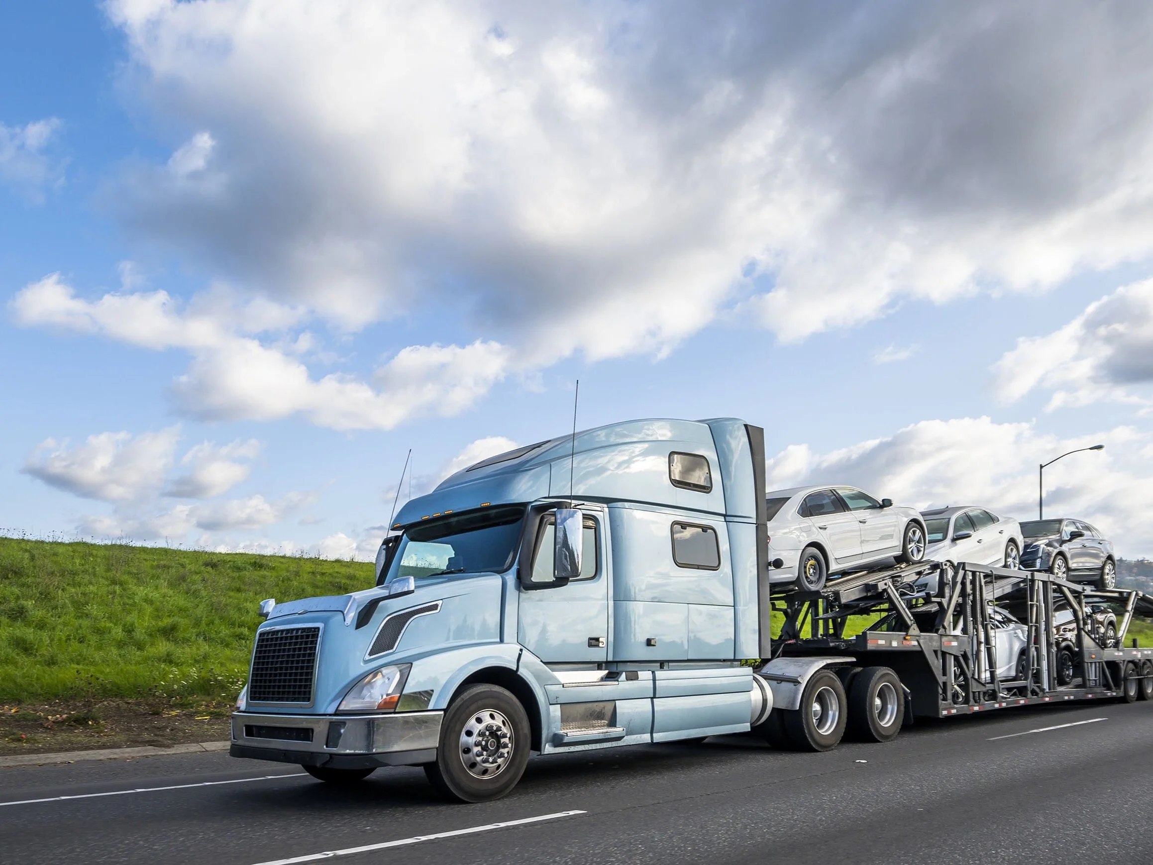 грузовик кенворт т 600. фредлайнер каскадия 2021. Volvo mack. логистика фуры. грузовые авто.
